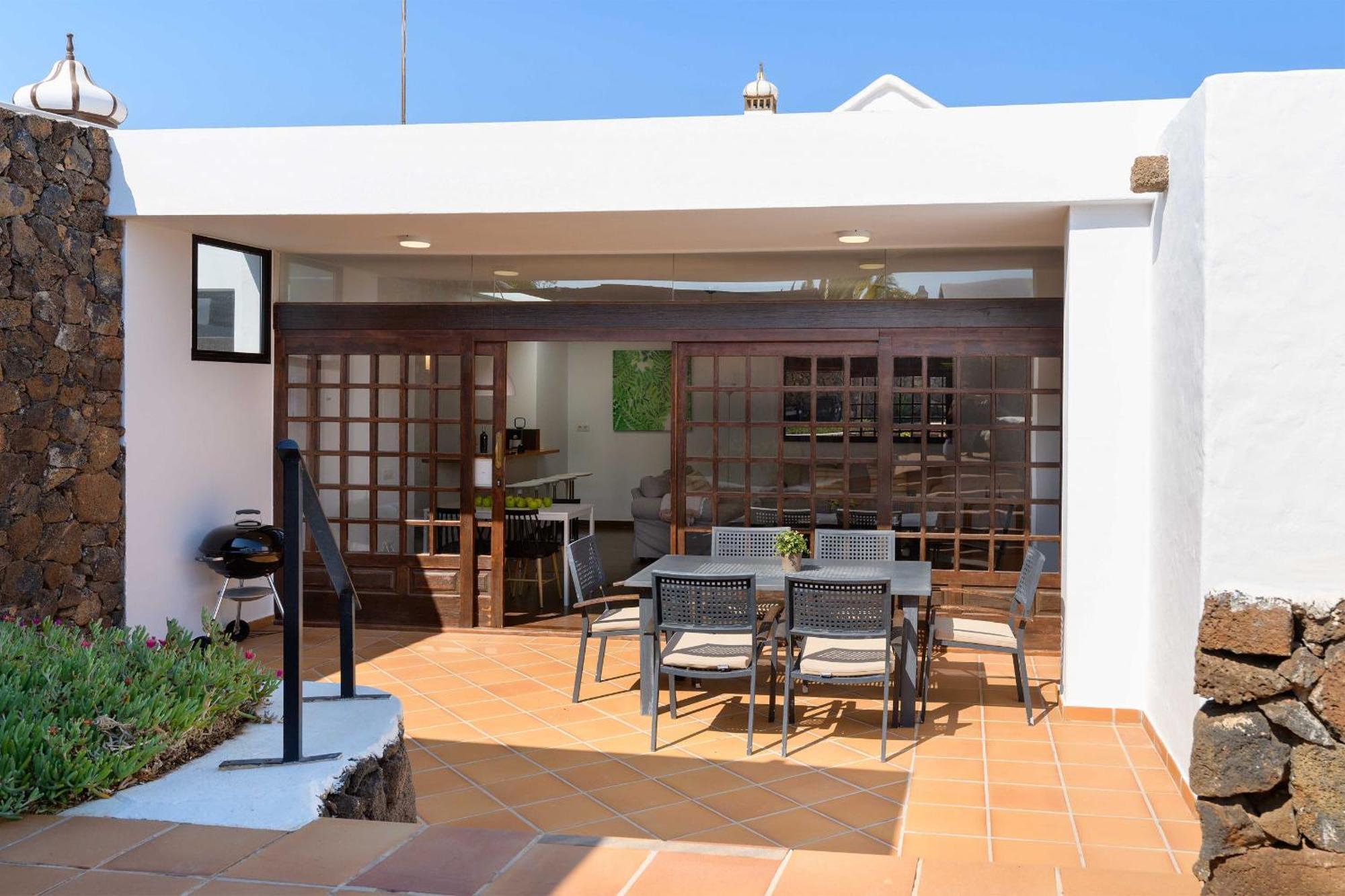 Villa Marisol, Mojones *