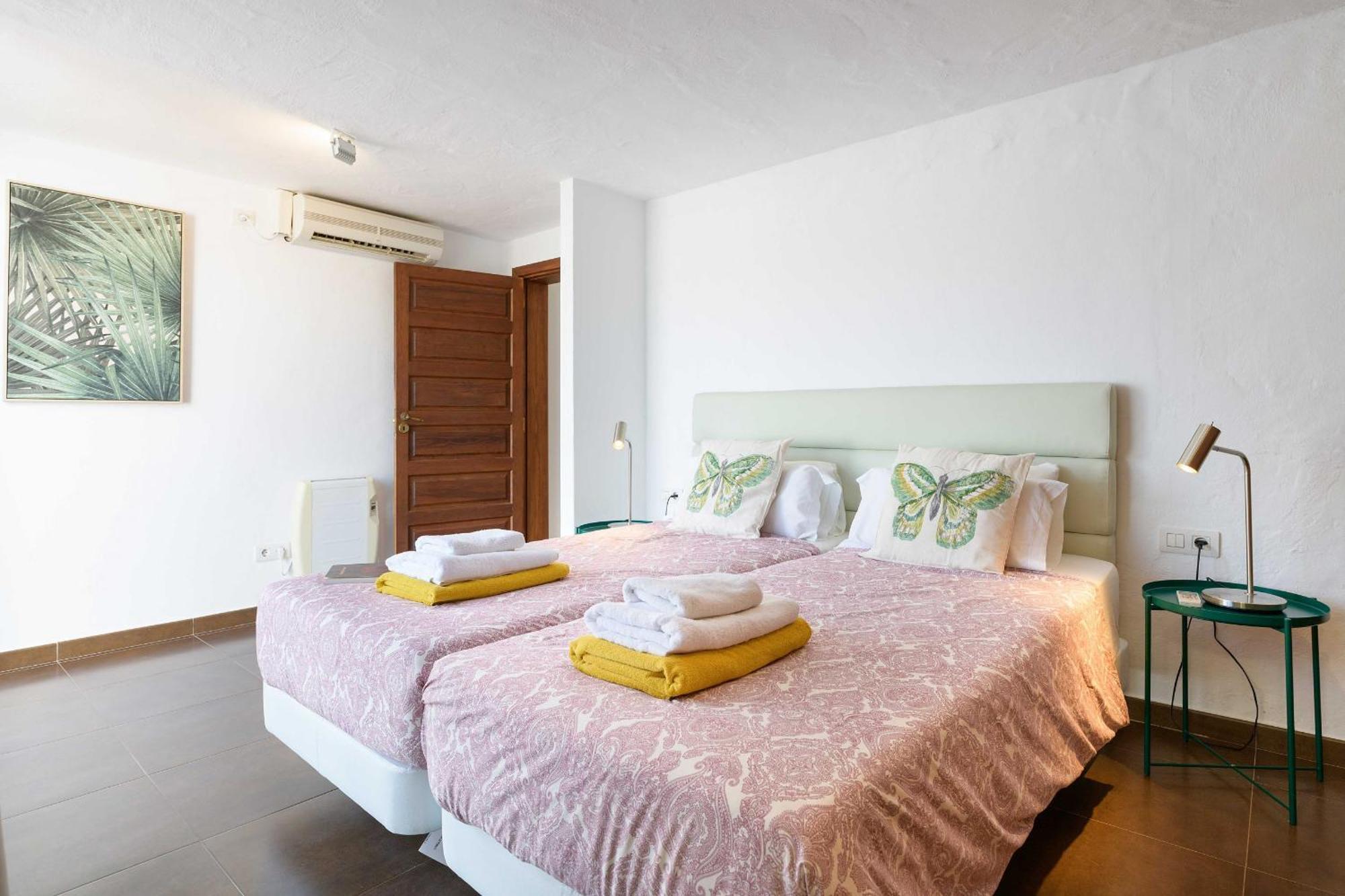 Villa Marisol, Mojones Tías