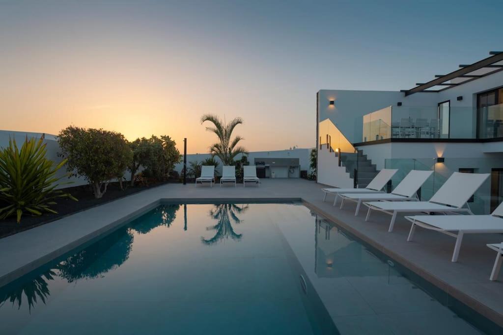 Sunset Sights By Buenavilla Villa