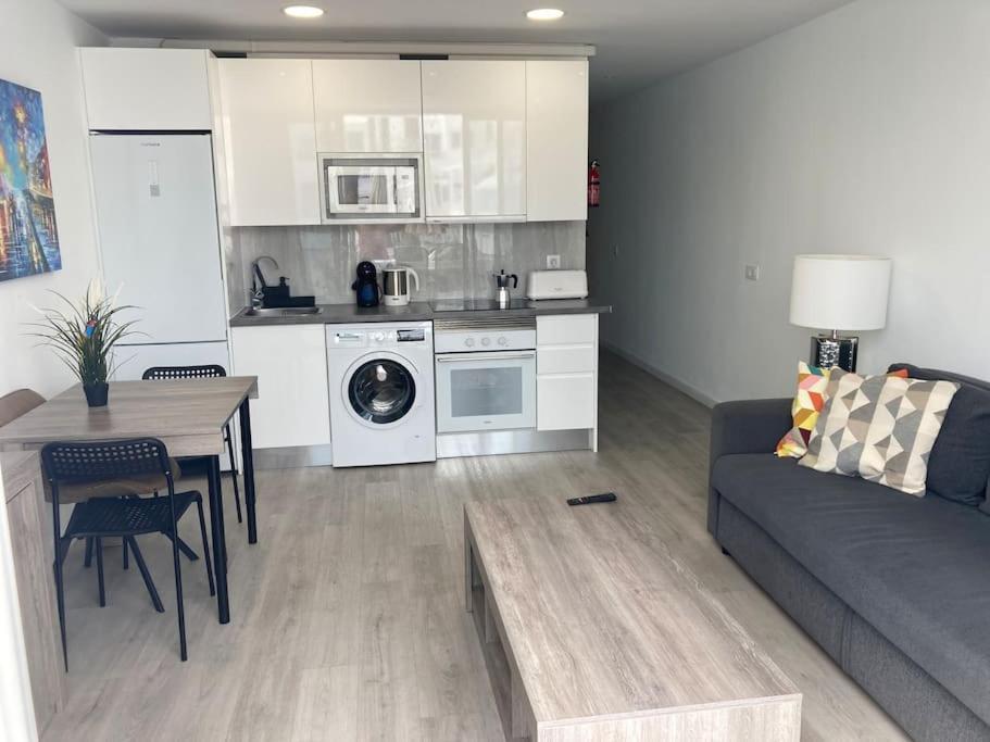 Airconditioned 2bed Poolside Apartment *