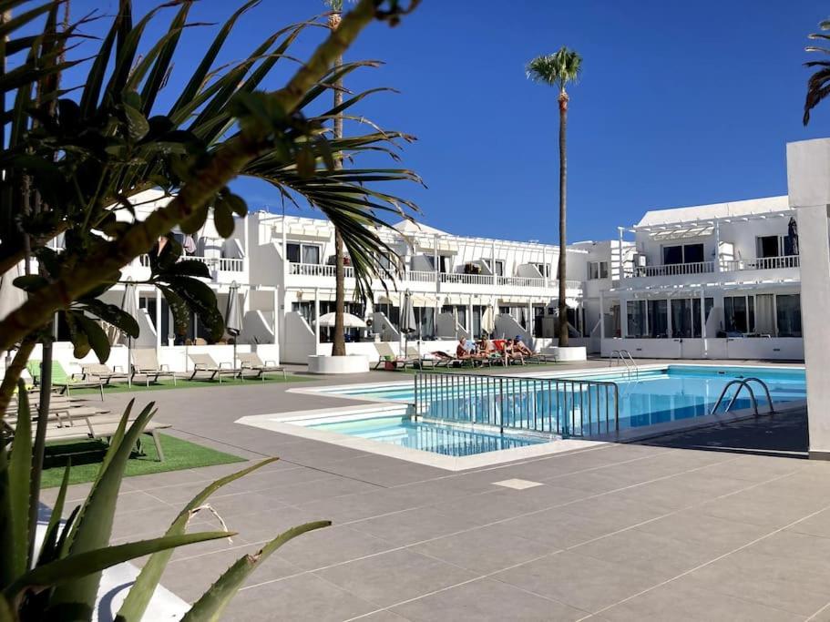 Airconditioned 2bed Poolside Apartment