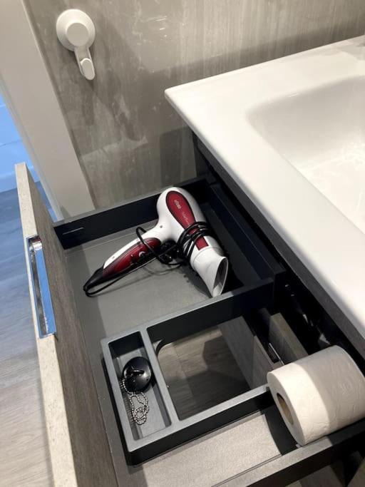 Airconditioned 2bed Poolside Apartment *