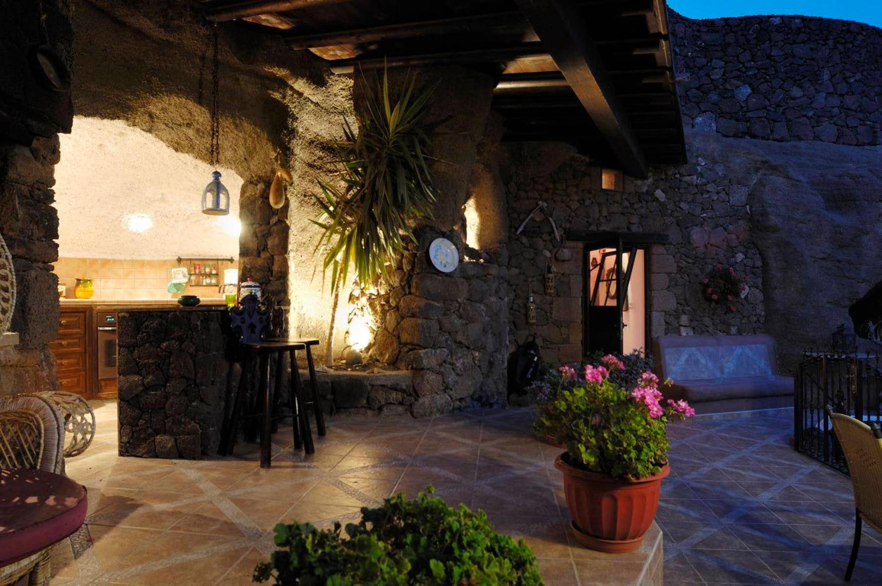 Villa Castillo Lanzarote Sophie - Luxury -sleep In A Volcanic Cave With Heated Pool Tias