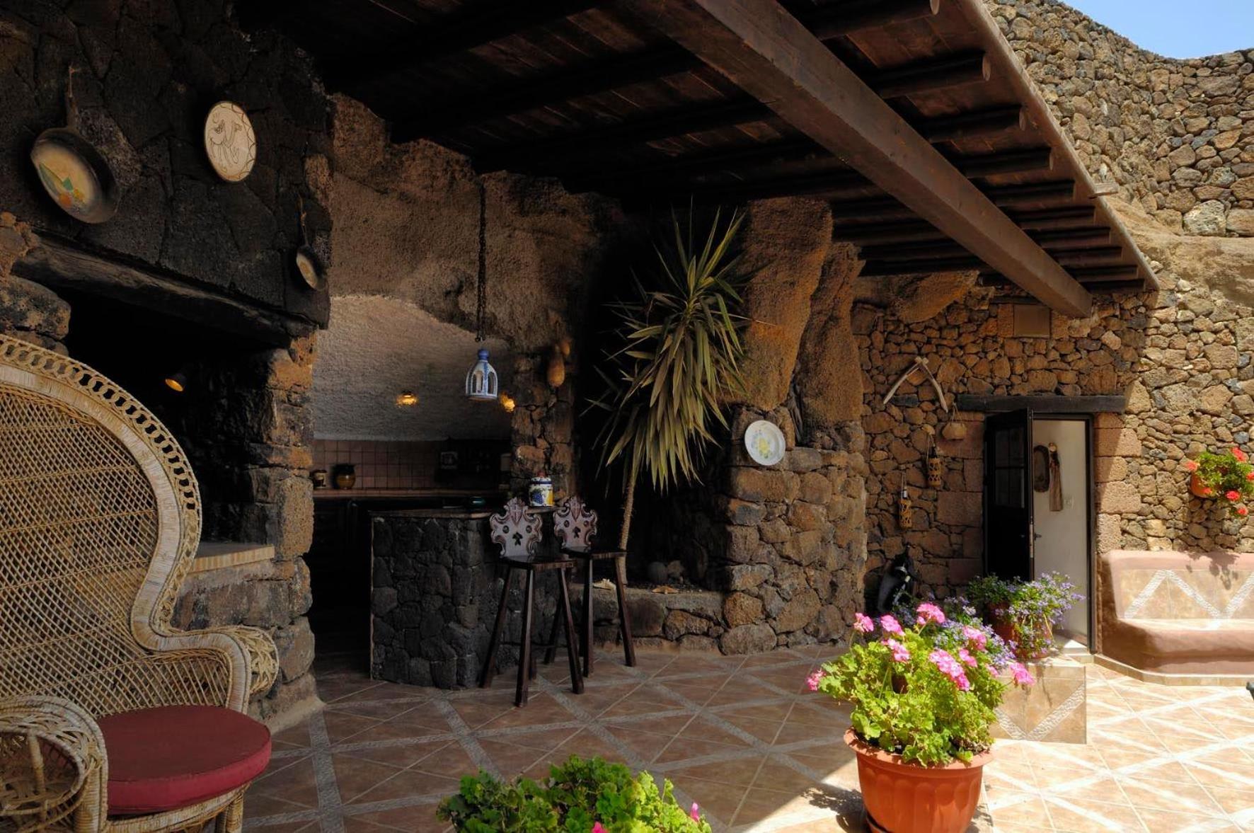 Villa Castillo Lanzarote Sophie - Luxury -sleep In A Volcanic Cave With Heated Pool Tias