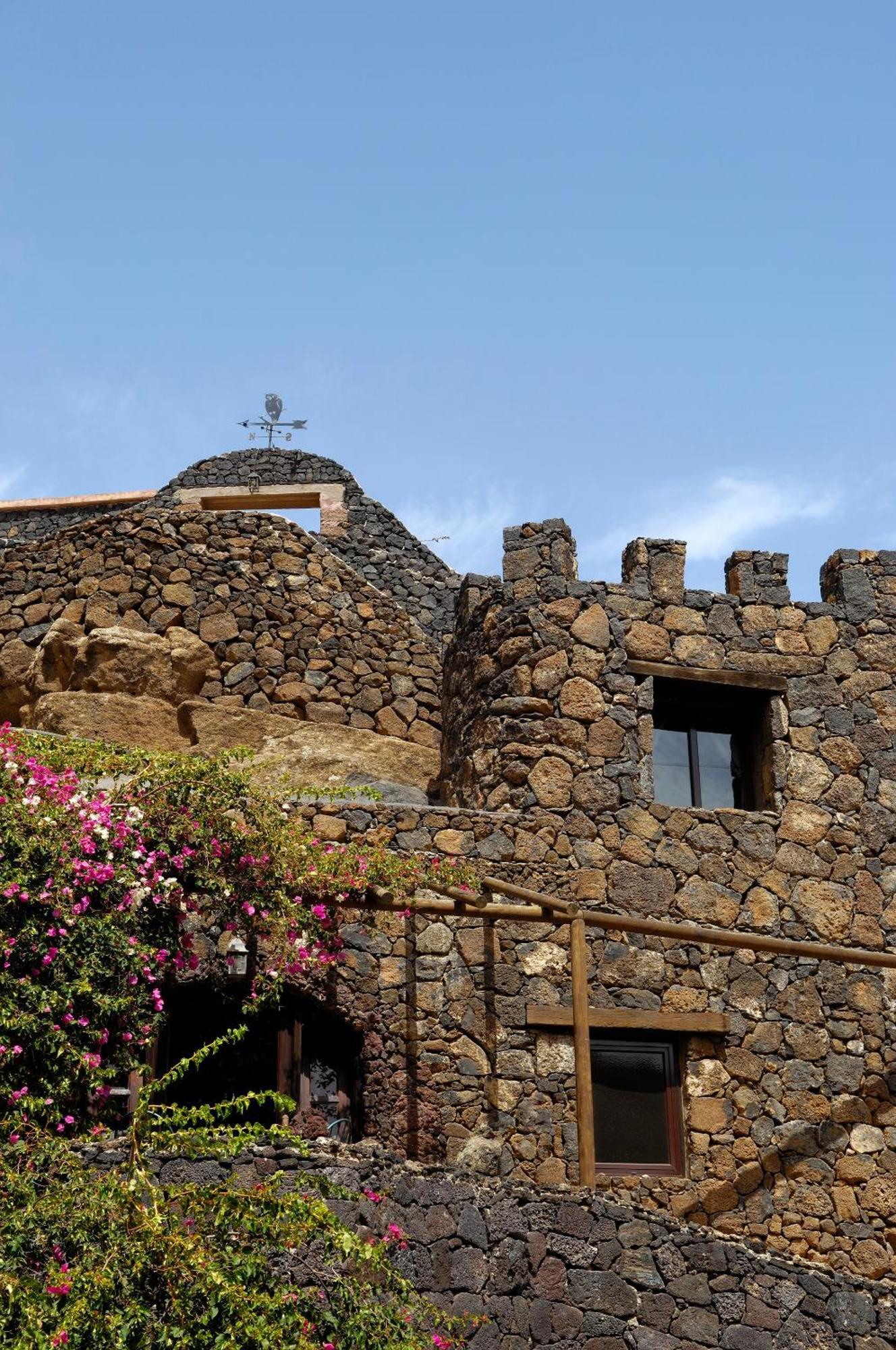 Castillo Lanzarote Sophie - Luxury -sleep In A Volcanic Cave With Heated Pool * Tias