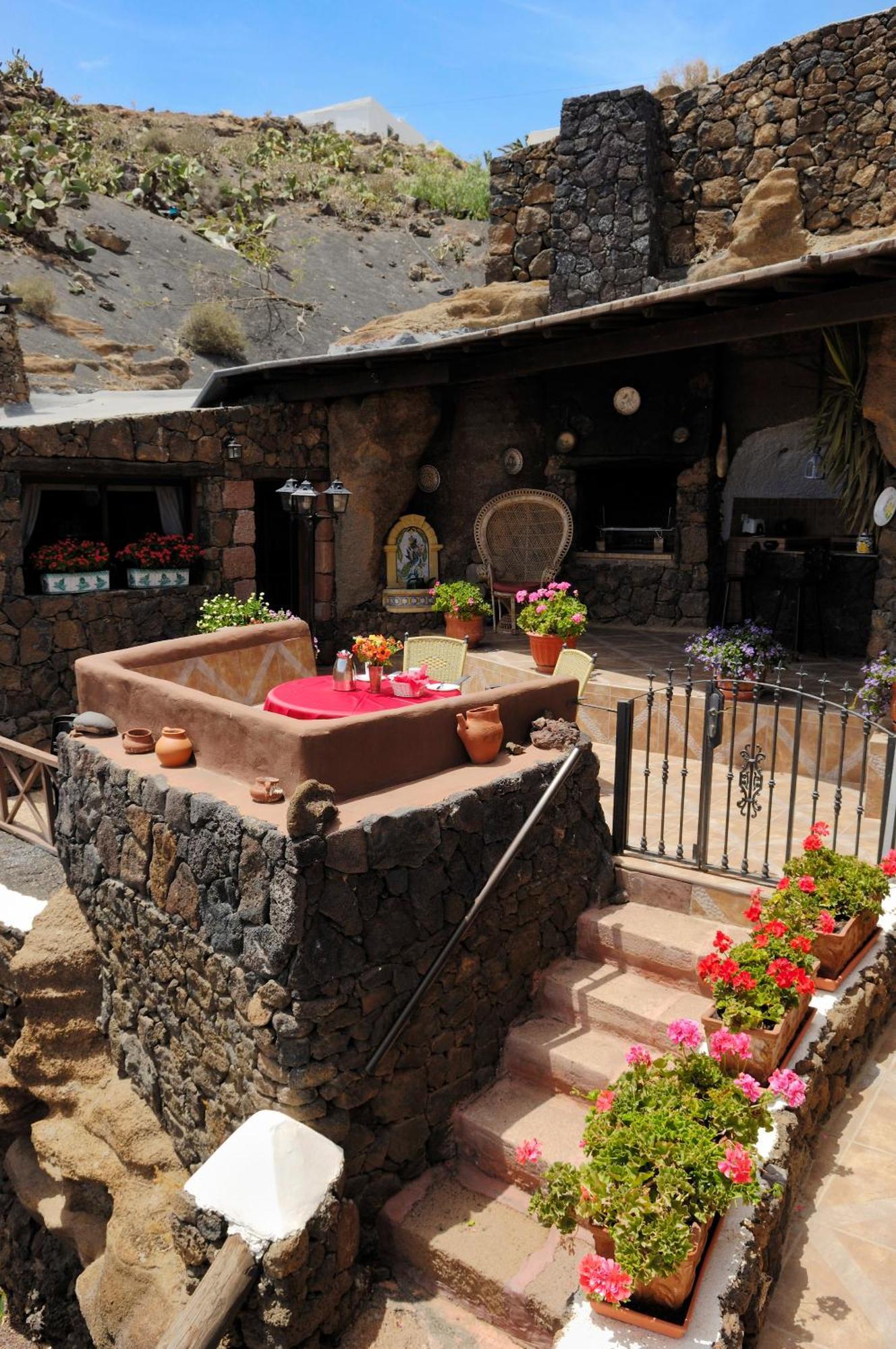 Villa Castillo Lanzarote Sophie - Luxury -sleep In A Volcanic Cave With Heated Pool Tias