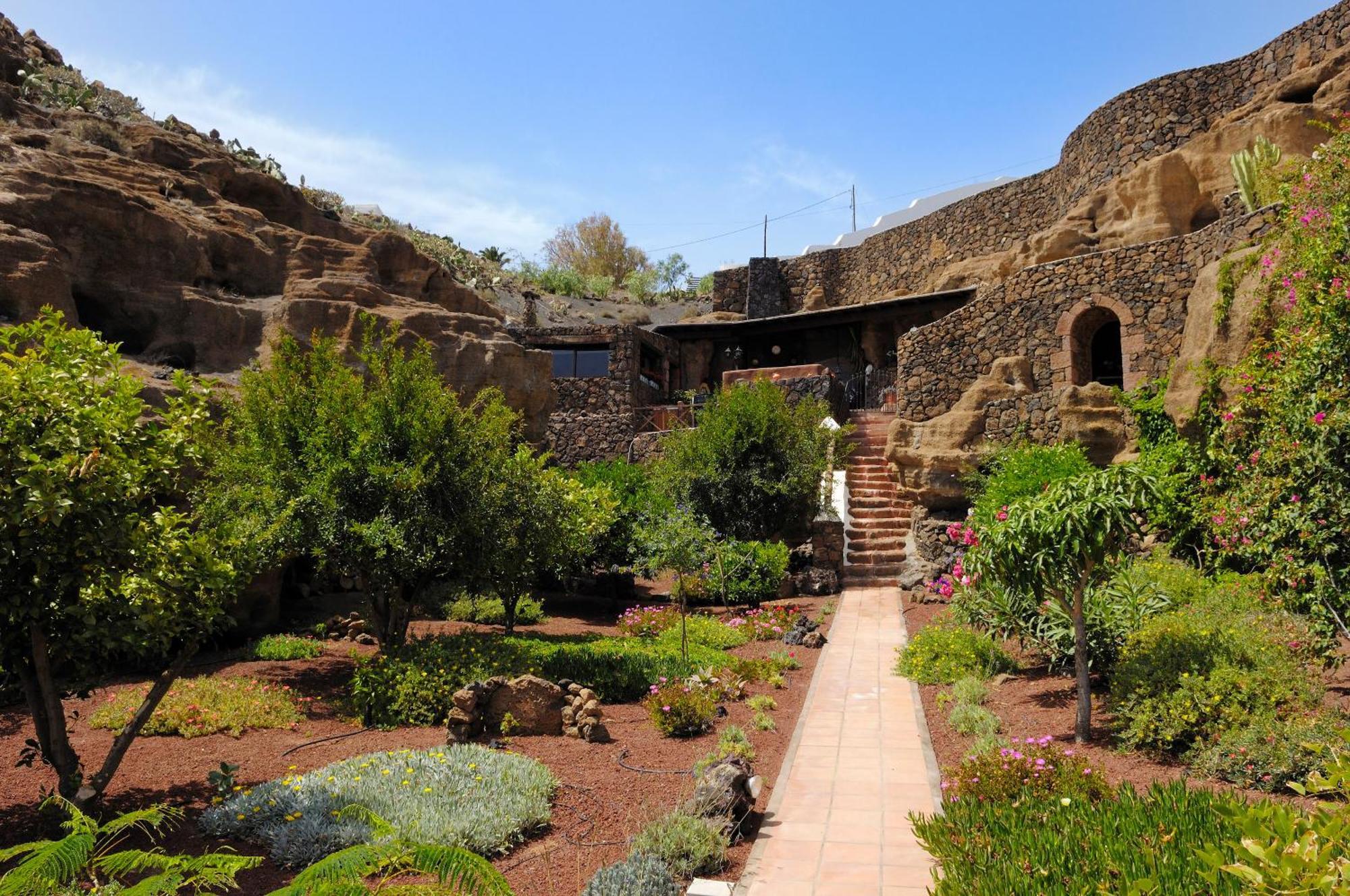 Castillo Lanzarote Sophie - Luxury -sleep In A Volcanic Cave With Heated Pool *