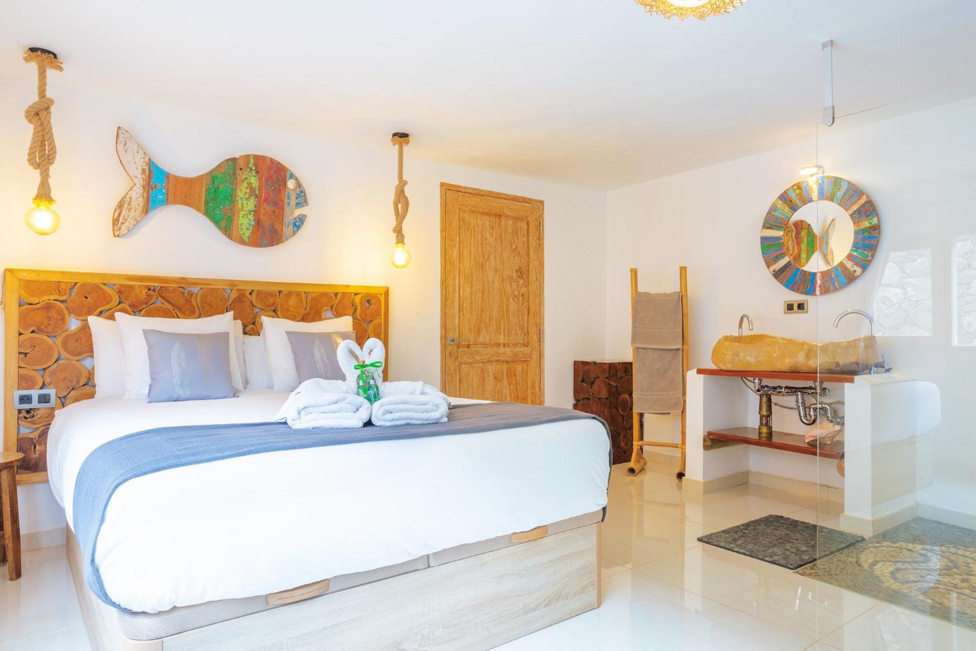 Palacio And Yurt - 2 Pools - Hot Tub - Fantastic Sea Views *