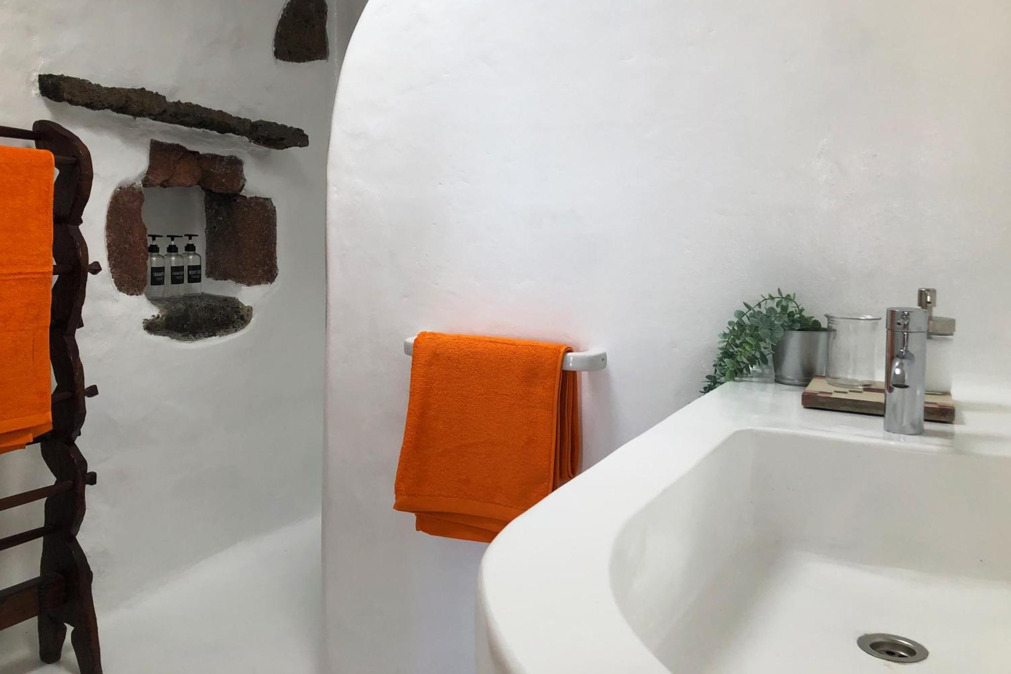 Сasa de vacaciones Casa Lupe. Art-inspired Courtyard House In *