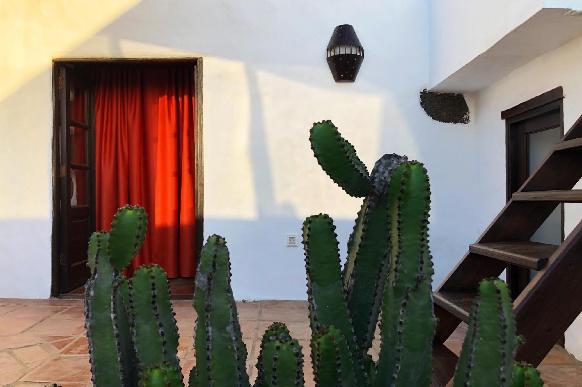 Сasa de vacaciones Casa Lupe. Art-inspired Courtyard House In Teguise (Lanzarote)