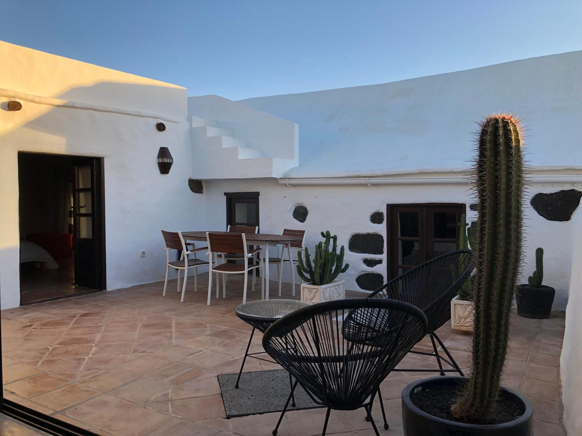 Casa Lupe. Art-inspired Courtyard House In Сasa de vacaciones Teguise (Lanzarote)