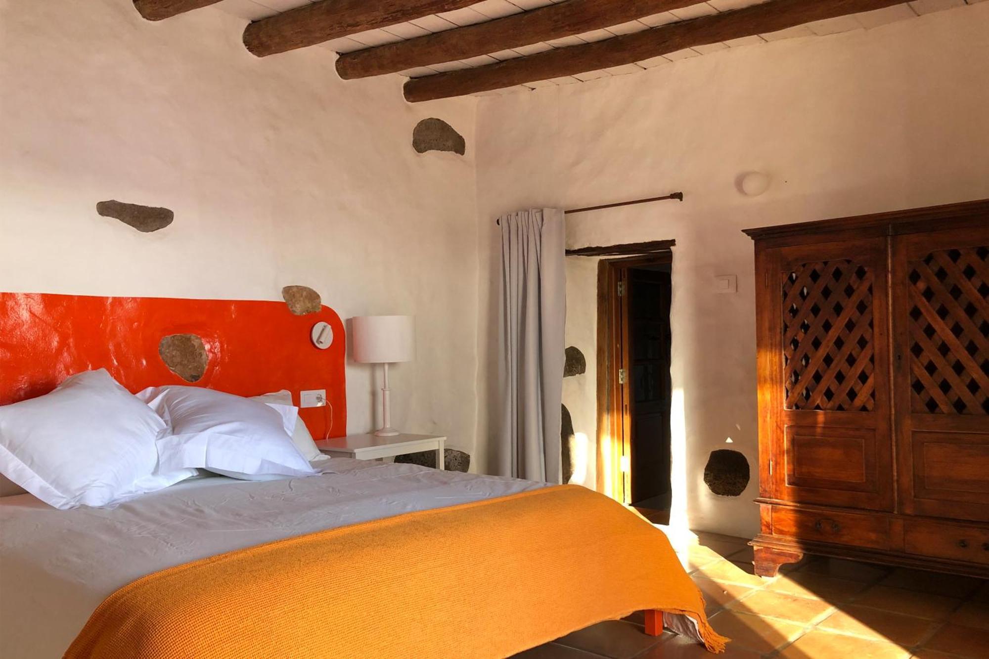 Casa Lupe. Art-inspired Courtyard House In Сasa de vacaciones