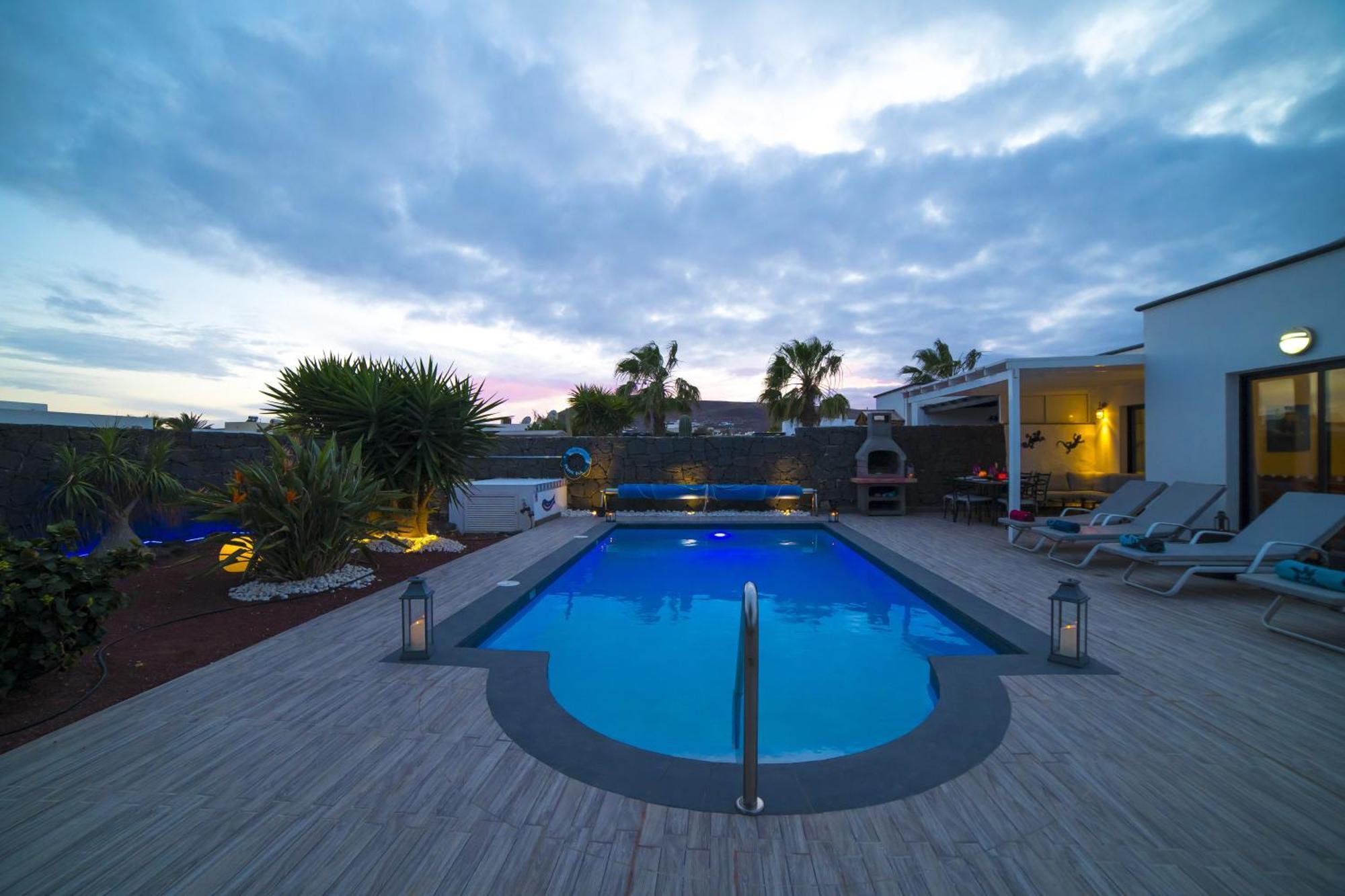 Villa Extraordinary 3 Bedrooms Naraku Spacious Sun Terrace Outdoor Pool, Hot Tub And Bbq