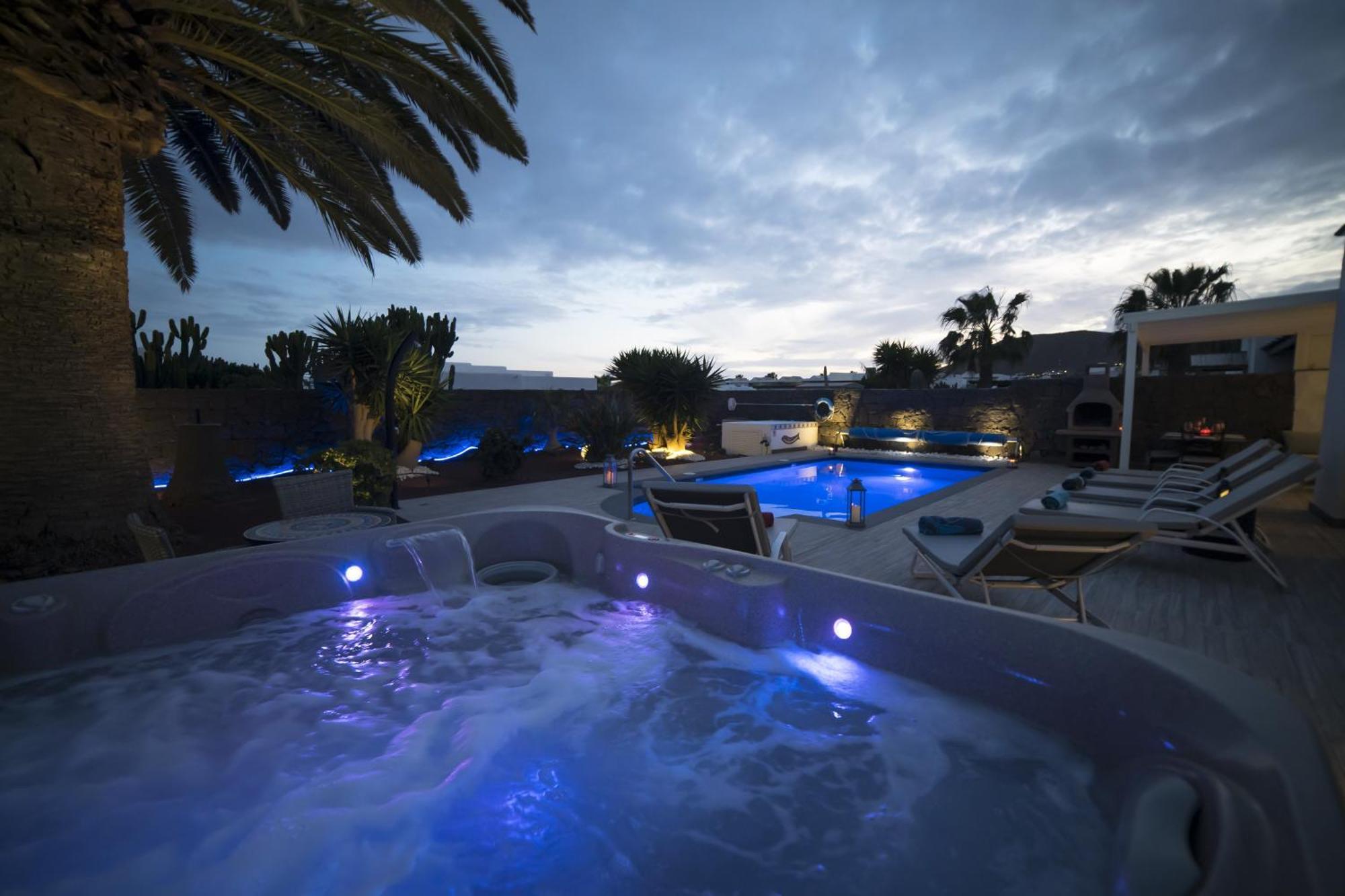 Extraordinary 3 Bedrooms Naraku Spacious Sun Terrace Outdoor Pool, Hot Tub And Bbq Villa Playa Blanca (Lanzarote)