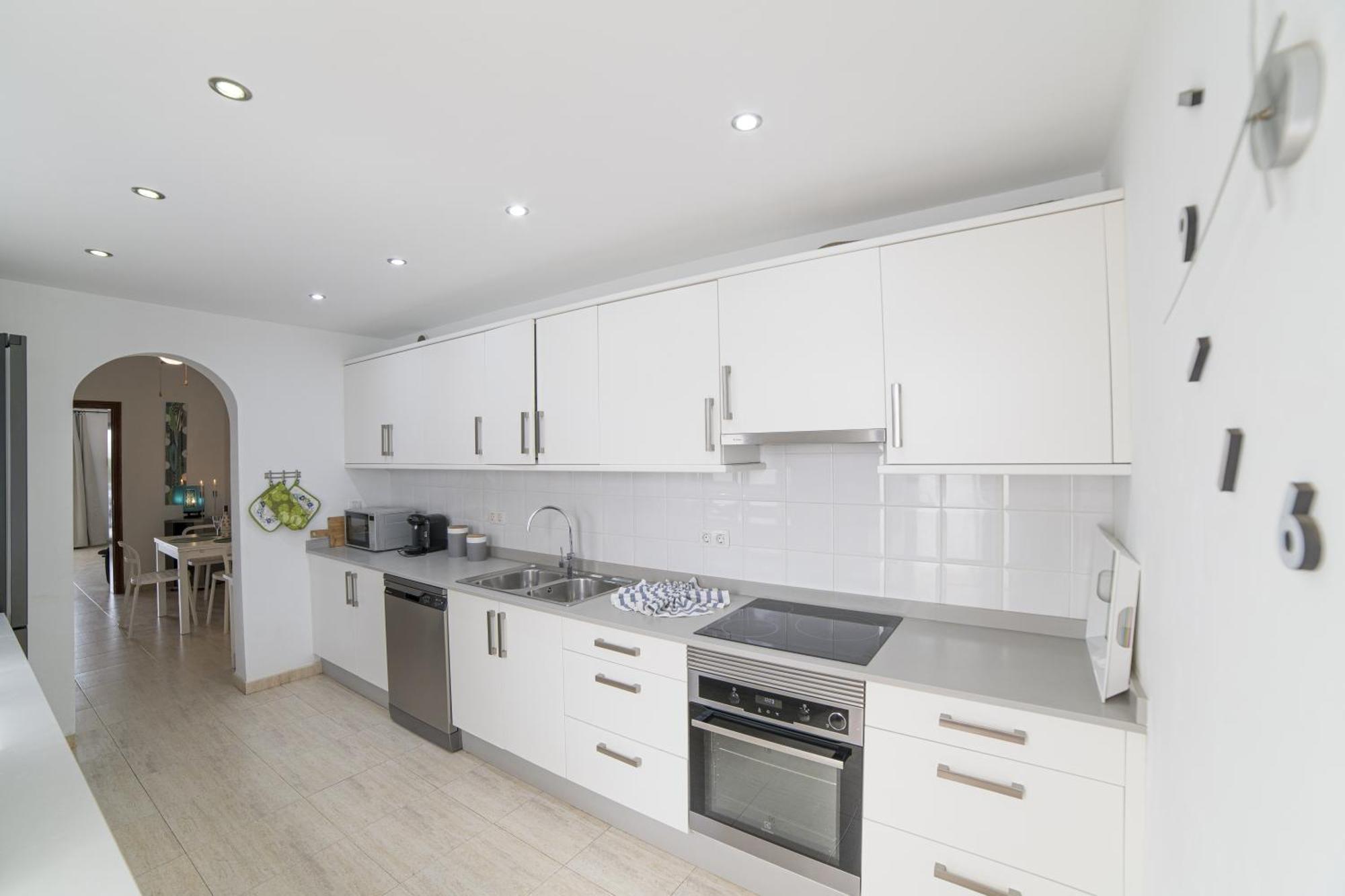 Extraordinary 3 Bedrooms Naraku Spacious Sun Terrace Outdoor Pool, Hot Tub And Bbq