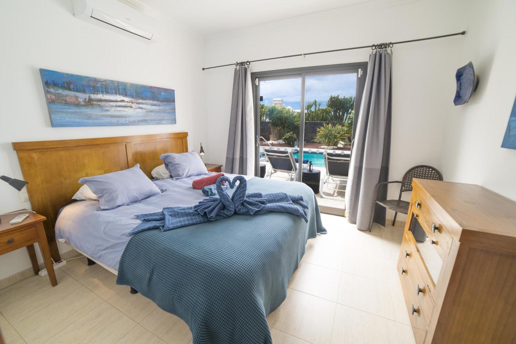 Extraordinary 3 Bedrooms Naraku Spacious Sun Terrace Outdoor Pool, Hot Tub And Bbq Villa *
