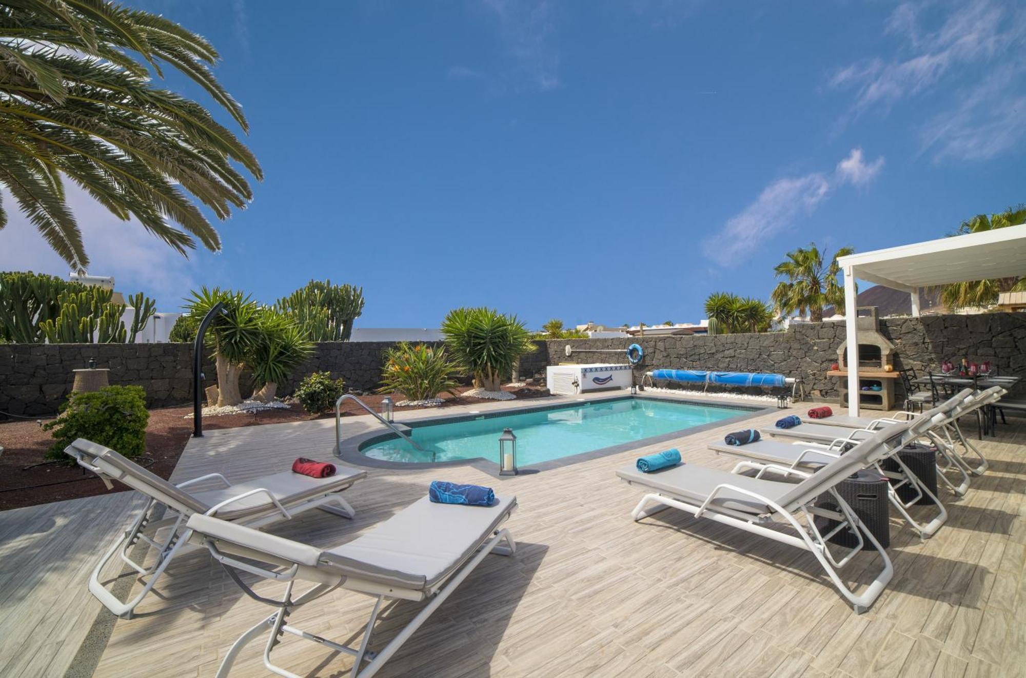 Villa Extraordinary 3 Bedrooms Naraku Spacious Sun Terrace Outdoor Pool, Hot Tub And Bbq