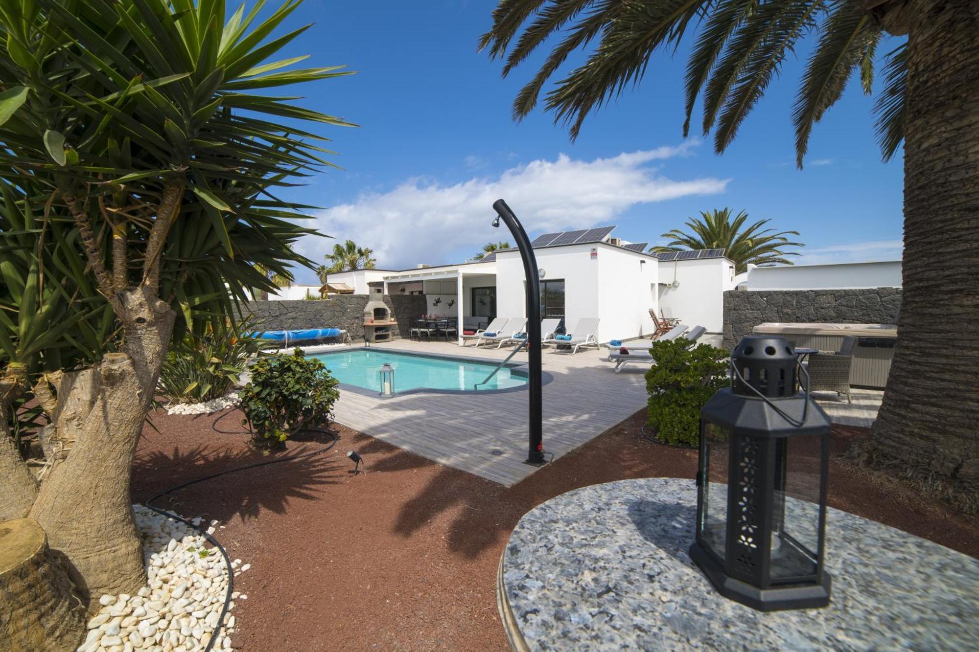 Extraordinary 3 Bedrooms Naraku Spacious Sun Terrace Outdoor Pool, Hot Tub And Bbq