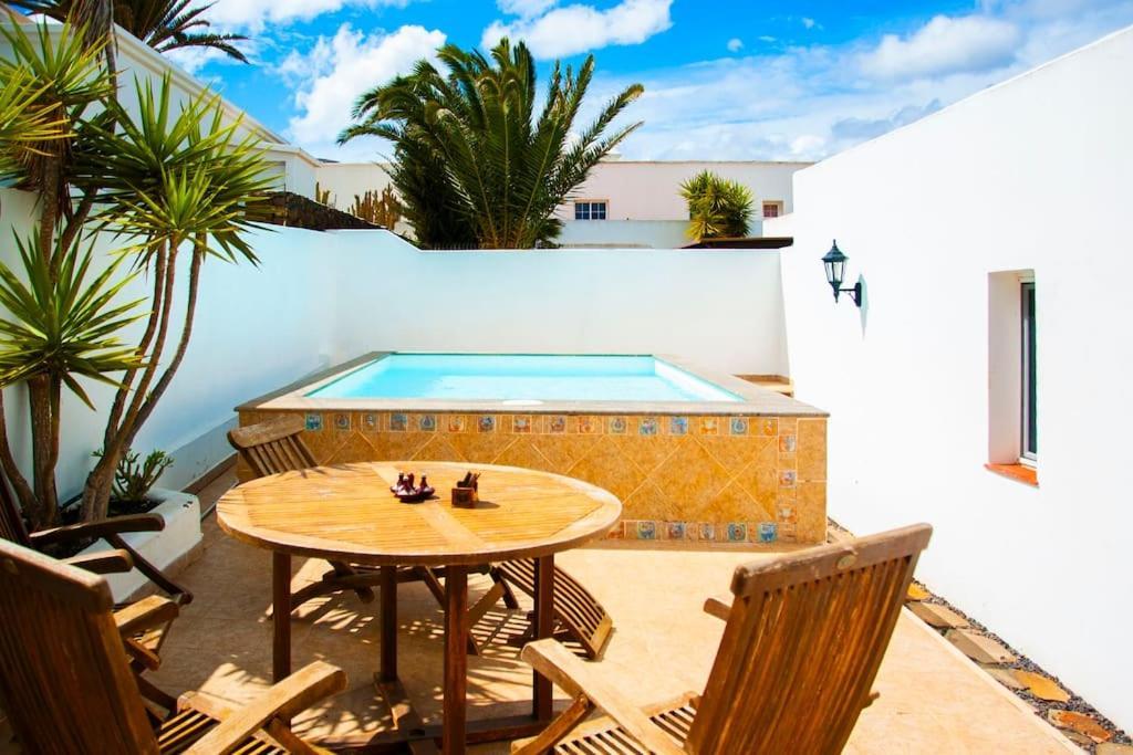 Guimes Pool House
