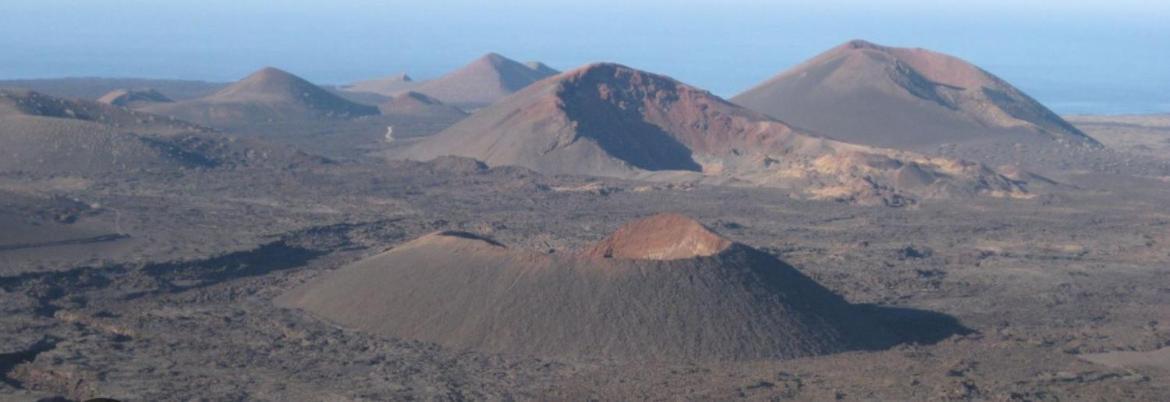 Lanzarote Casa Volcanica-anclada Sobre La Lava Del Volcan Montana Blanca