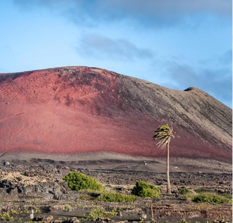 Lanzarote Casa Volcanica-anclada Sobre La Lava Del Volcan * Montana Blanca