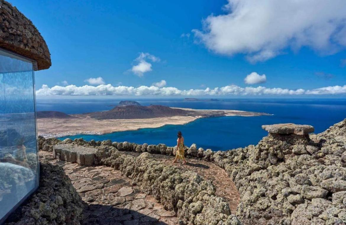Lanzarote Casa Volcanica-anclada Sobre La Lava Del Volcan