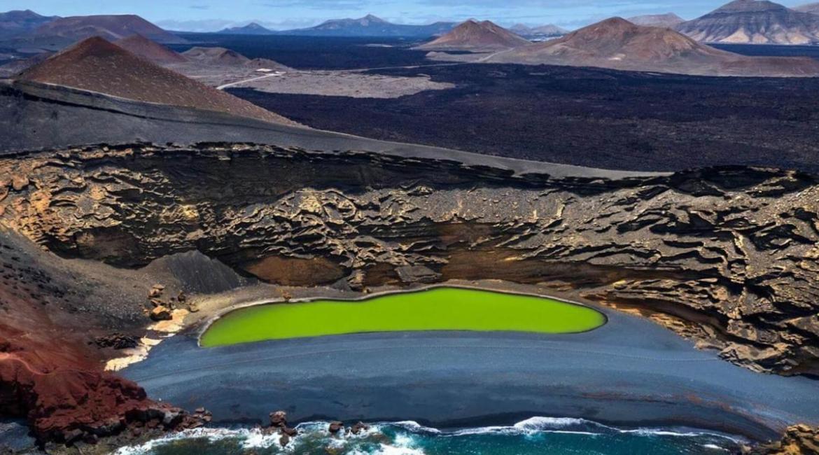 Lanzarote Casa Volcanica-anclada Sobre La Lava Del Volcan * Montana Blanca