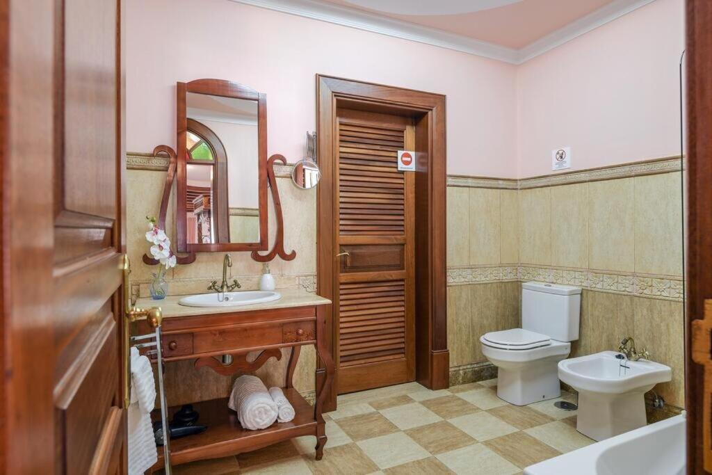 La Concha Beachfront Heated Pool Apartment Playa Honda (Lanzarote)