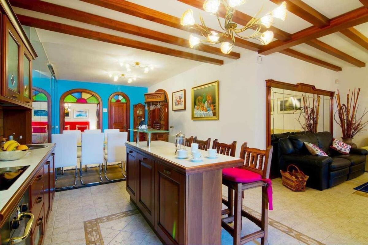 Apartment La Concha Beachfront Heated Pool
