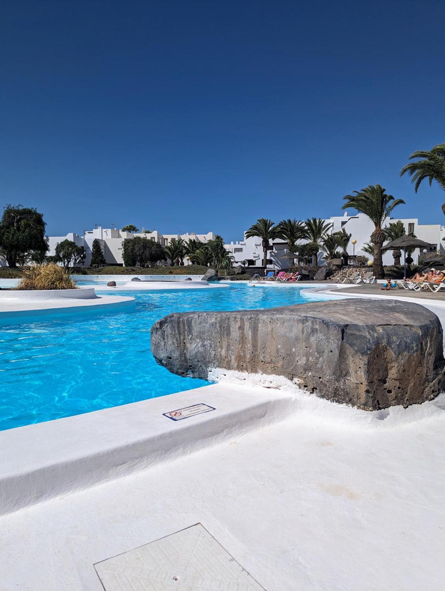 Charming Flat In Molinos With Terrace & Pools, Near Playa Bastian
