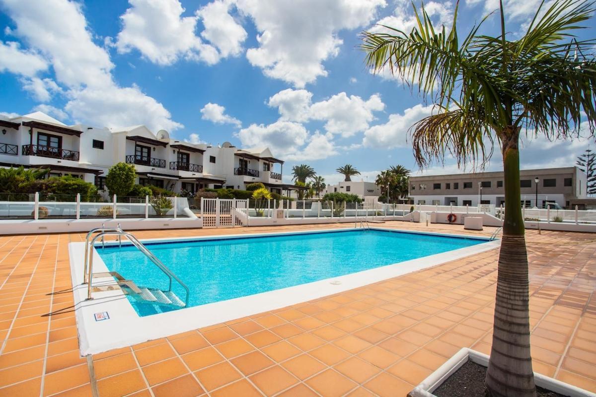 Casa Del Mar Ilic With Communal Pool And Sea Views Apartment