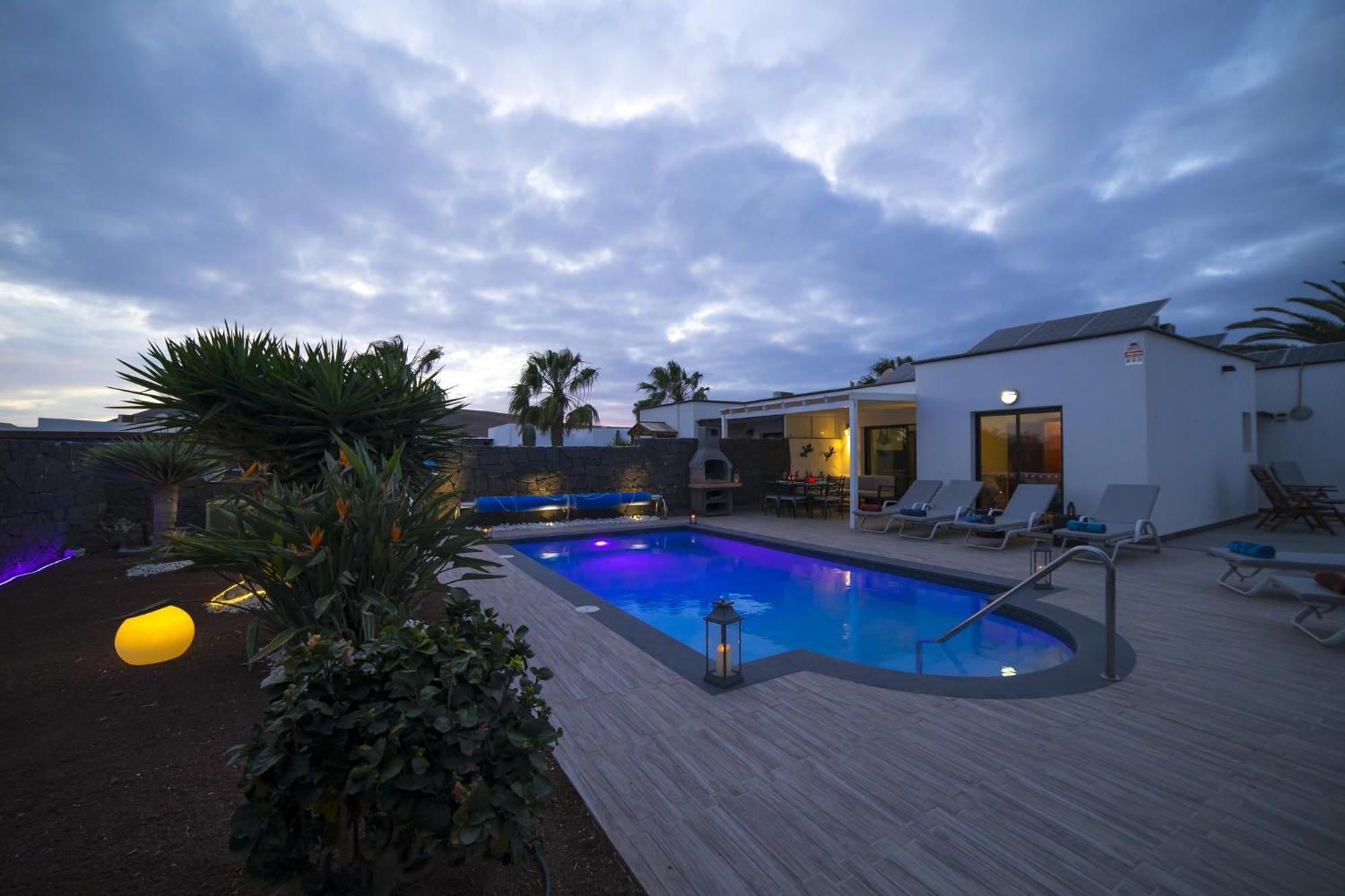 Villa Extraordinary 3 Bedrooms Naraku Spacious Sun Terrace Outdoor Pool, Hot Tub And Bbq *