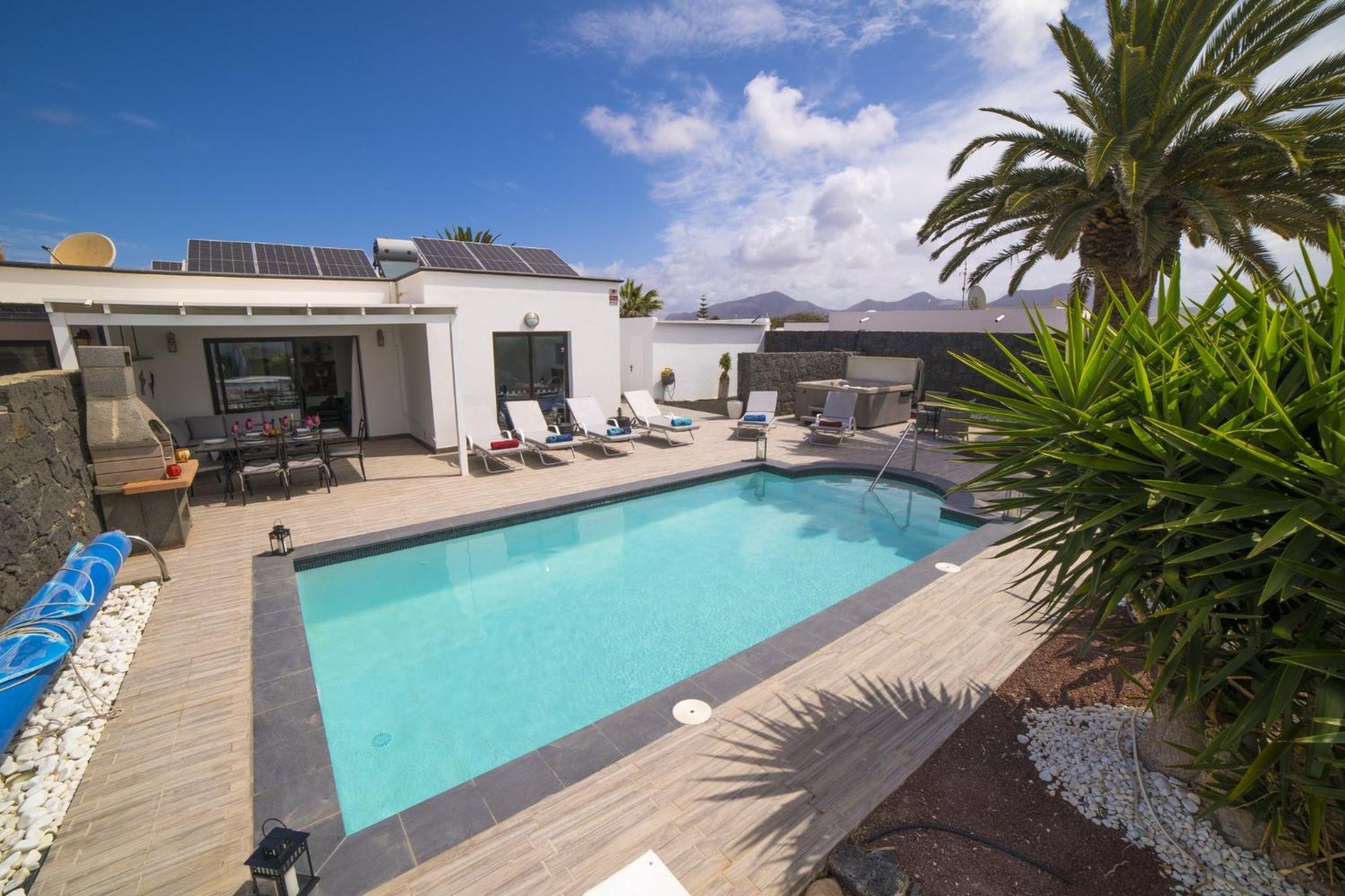 Extraordinary 3 Bedrooms Naraku Spacious Sun Terrace Outdoor Pool, Hot Tub And Bbq