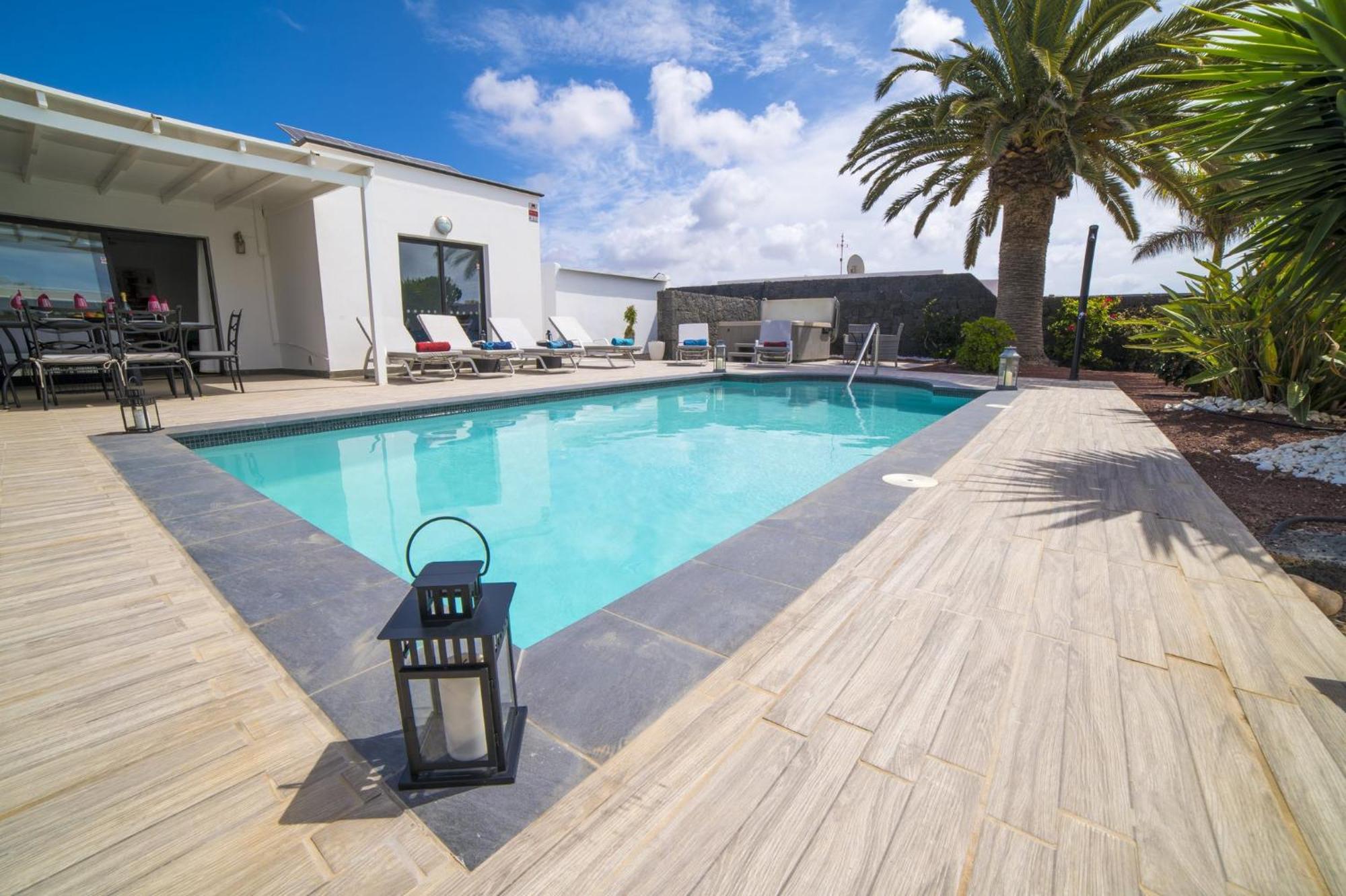 Extraordinary 3 Bedrooms Naraku Spacious Sun Terrace Outdoor Pool, Hot Tub And Bbq * Playa Blanca (Lanzarote)