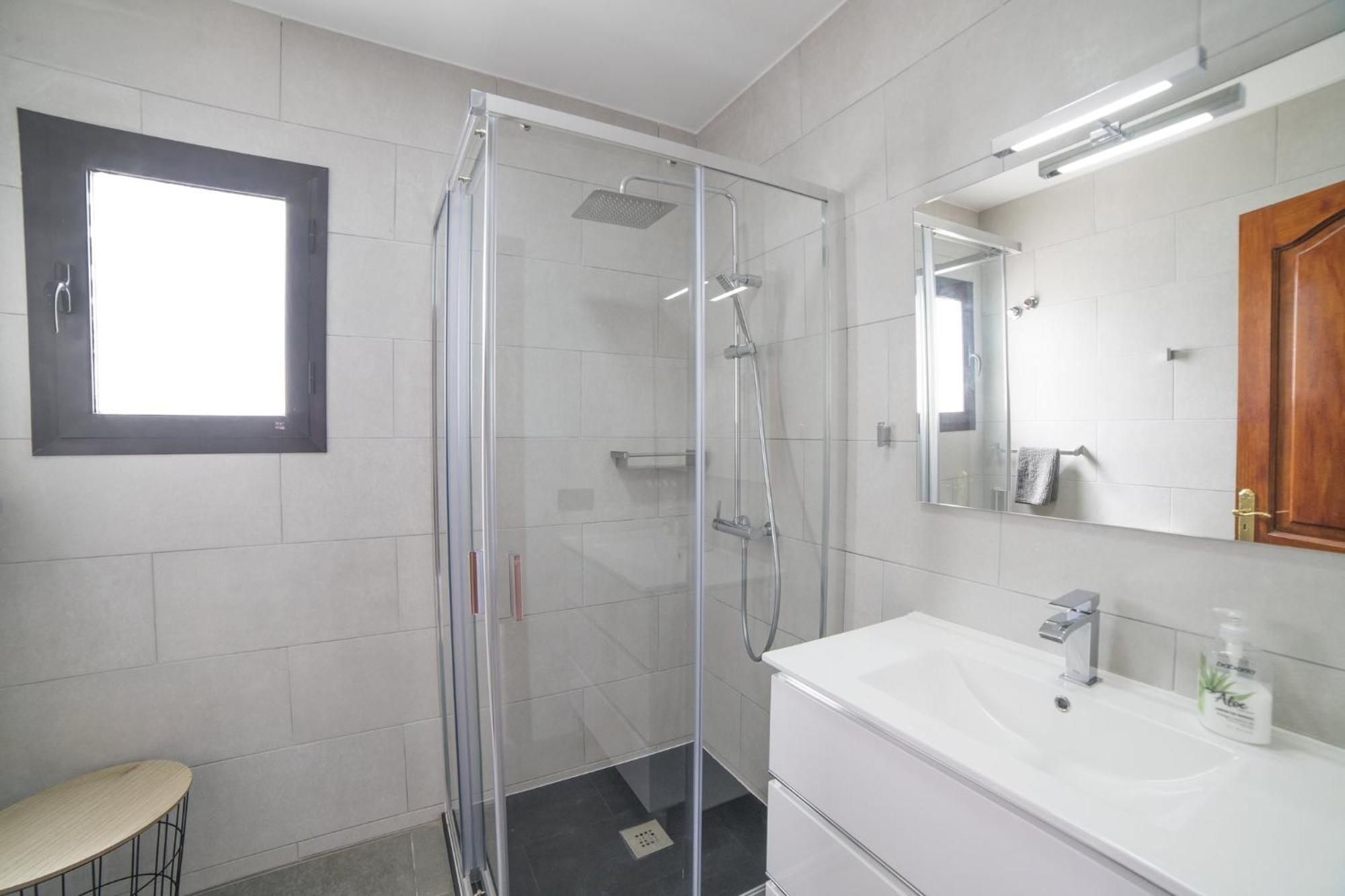 Extraordinary 3 Bedrooms Naraku Spacious Sun Terrace Outdoor Pool, Hot Tub And Bbq