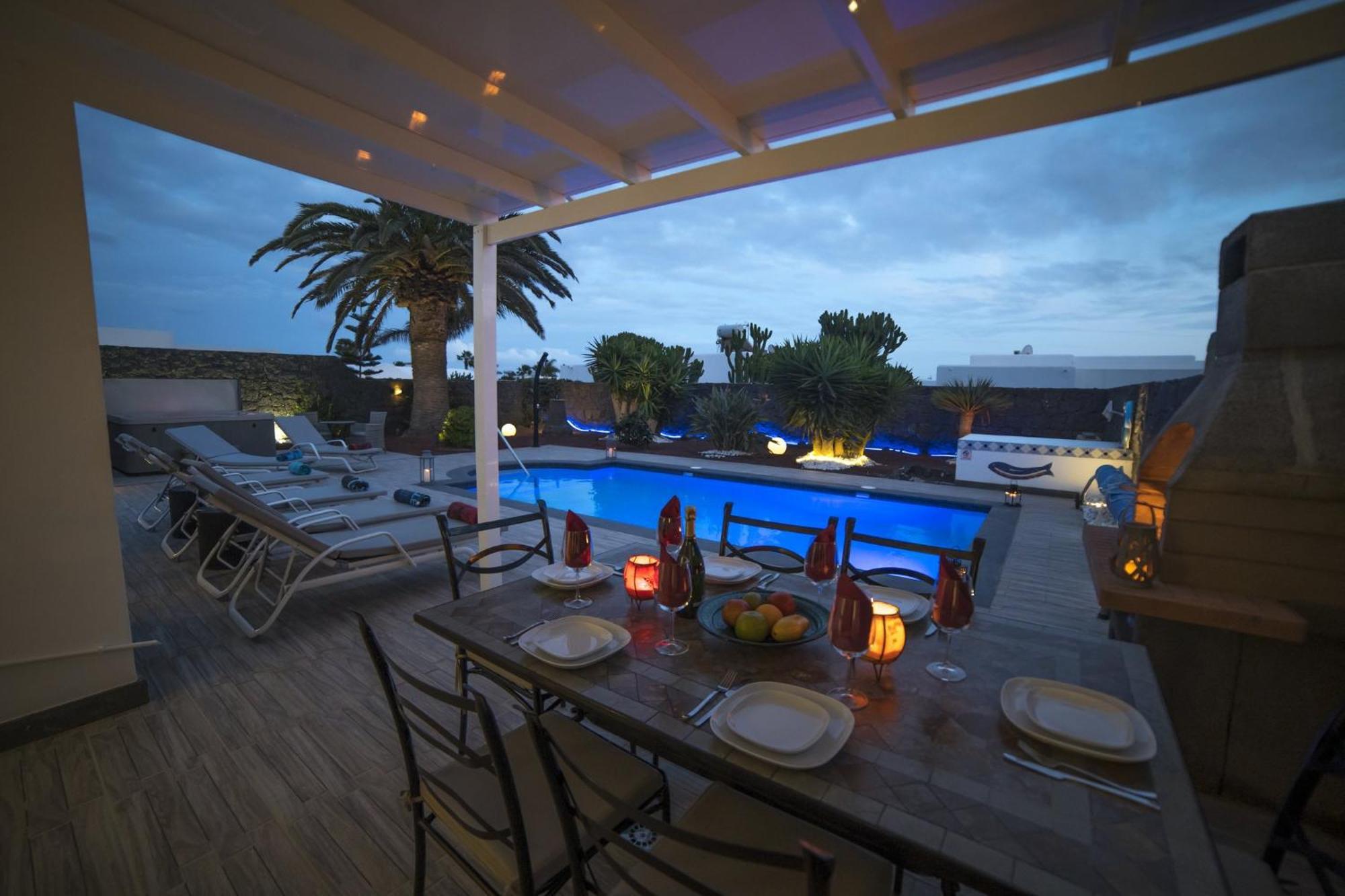 Extraordinary 3 Bedrooms Naraku Spacious Sun Terrace Outdoor Pool, Hot Tub And Bbq Playa Blanca (Lanzarote)