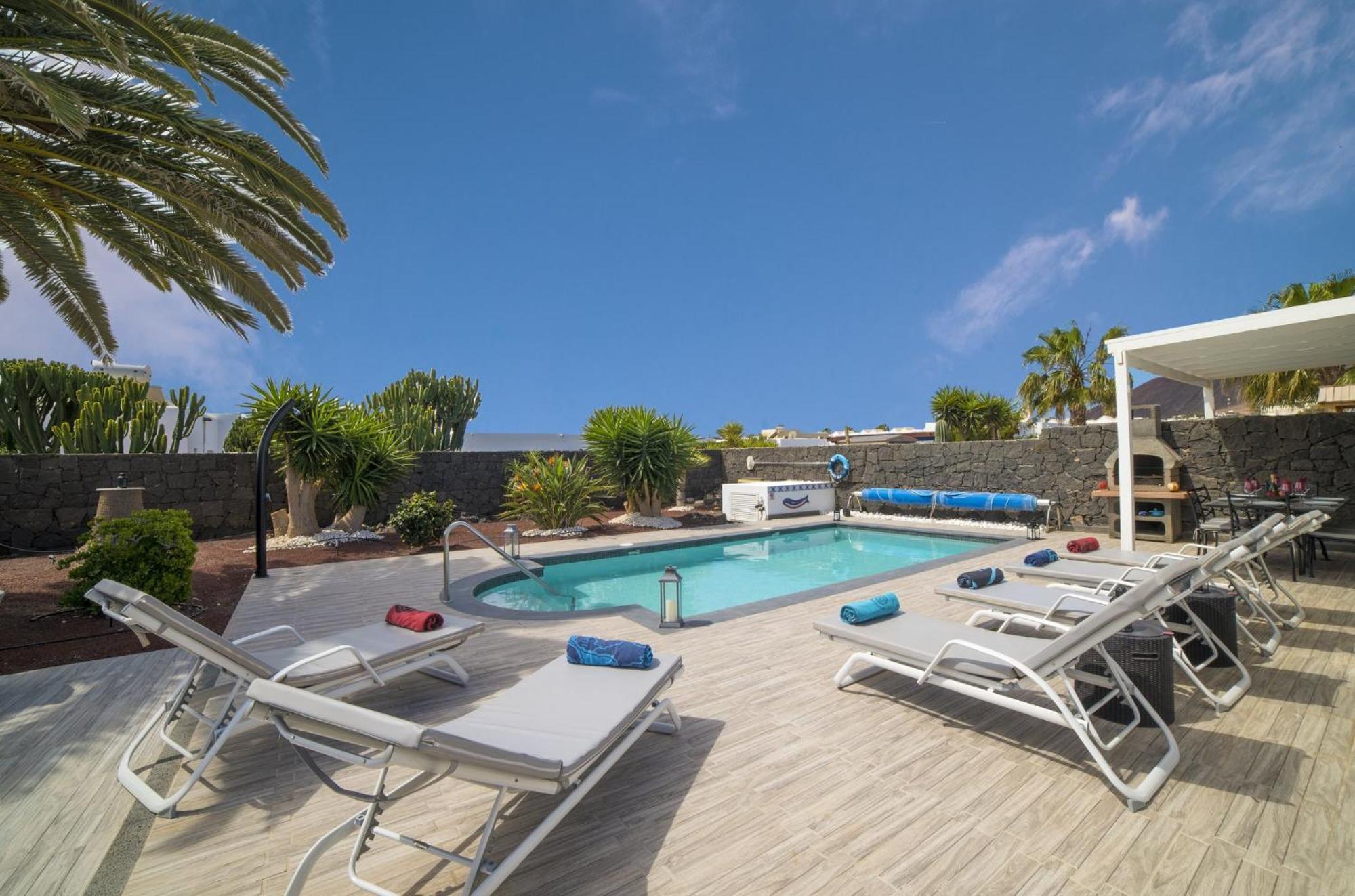 Villa Extraordinary 3 Bedrooms Naraku Spacious Sun Terrace Outdoor Pool, Hot Tub And Bbq