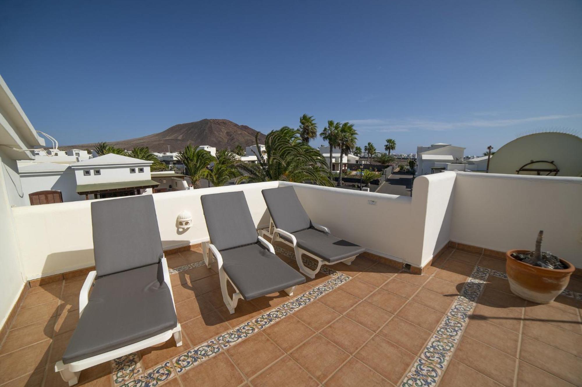 Sensational 3 Bedrooms Myoga Spacious Sun Terrace Outdoor Pool And Bbq Montana Roja Playa Blanca (Lanzarote)