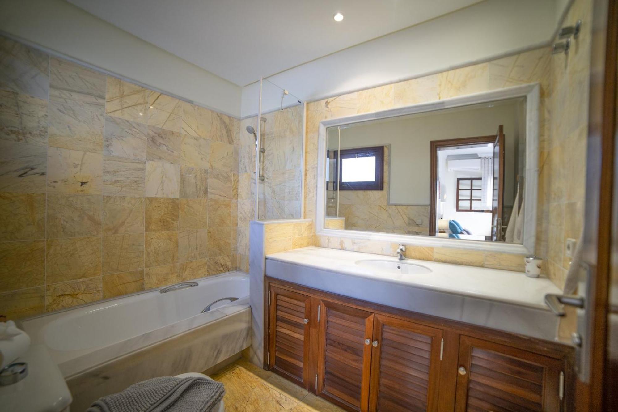 Sensational 3 Bedrooms Myoga Spacious Sun Terrace Outdoor Pool And Bbq Montana Roja Villa Playa Blanca (Lanzarote)