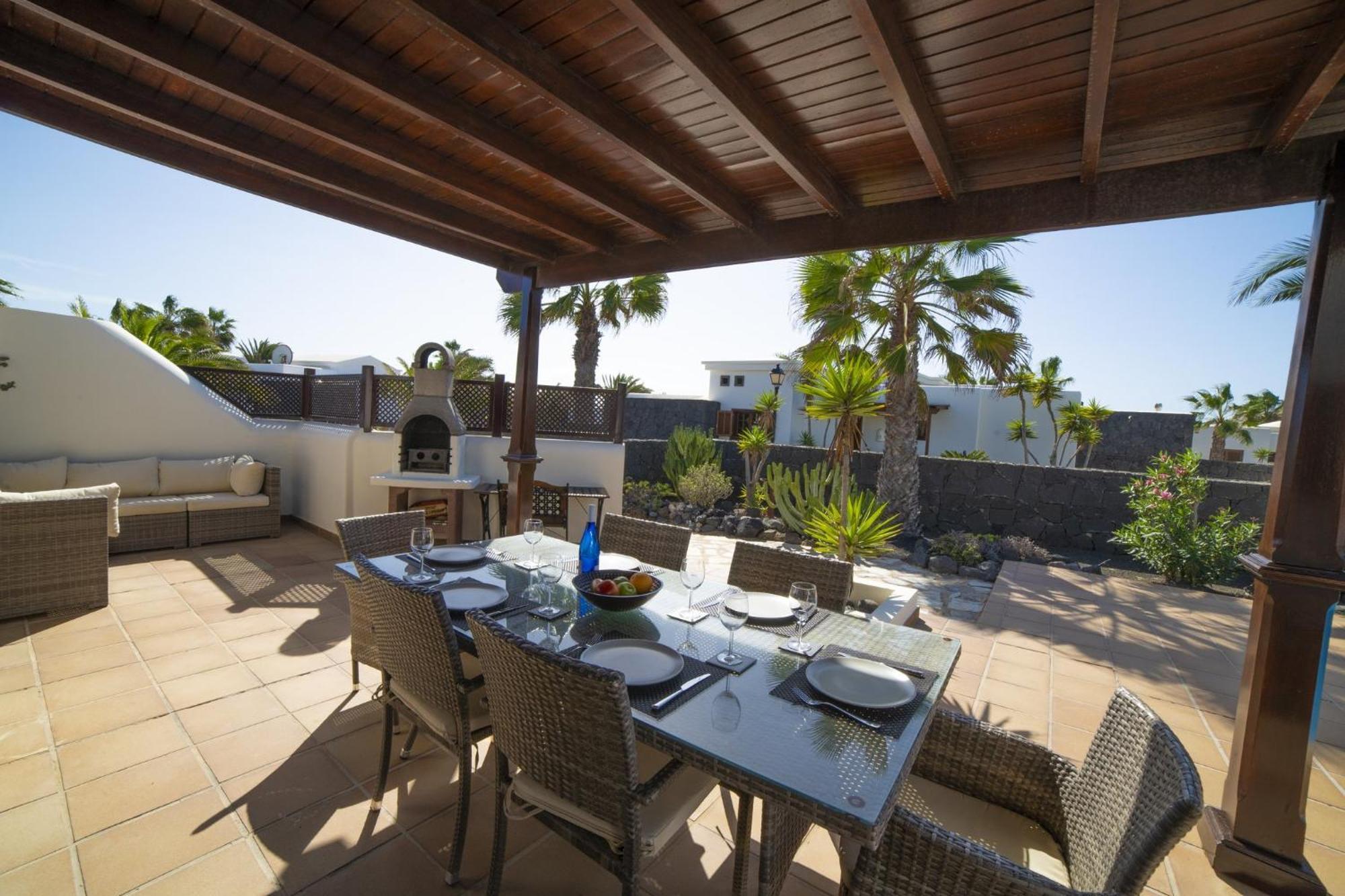 Sensational 3 Bedrooms Myoga Spacious Sun Terrace Outdoor Pool And Bbq Montana Roja Villa Playa Blanca (Lanzarote)