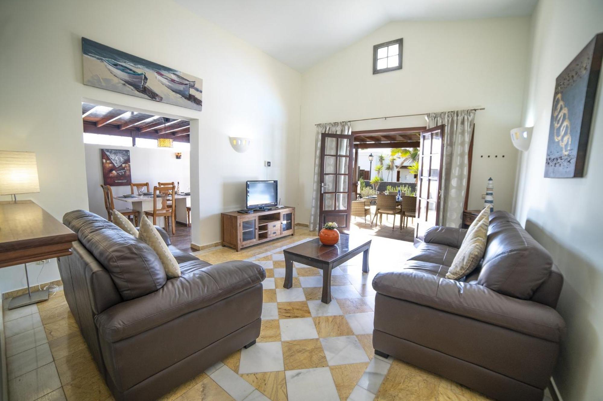 Sensational 3 Bedrooms Myoga Spacious Sun Terrace Outdoor Pool And Bbq Montana Roja * Playa Blanca (Lanzarote)
