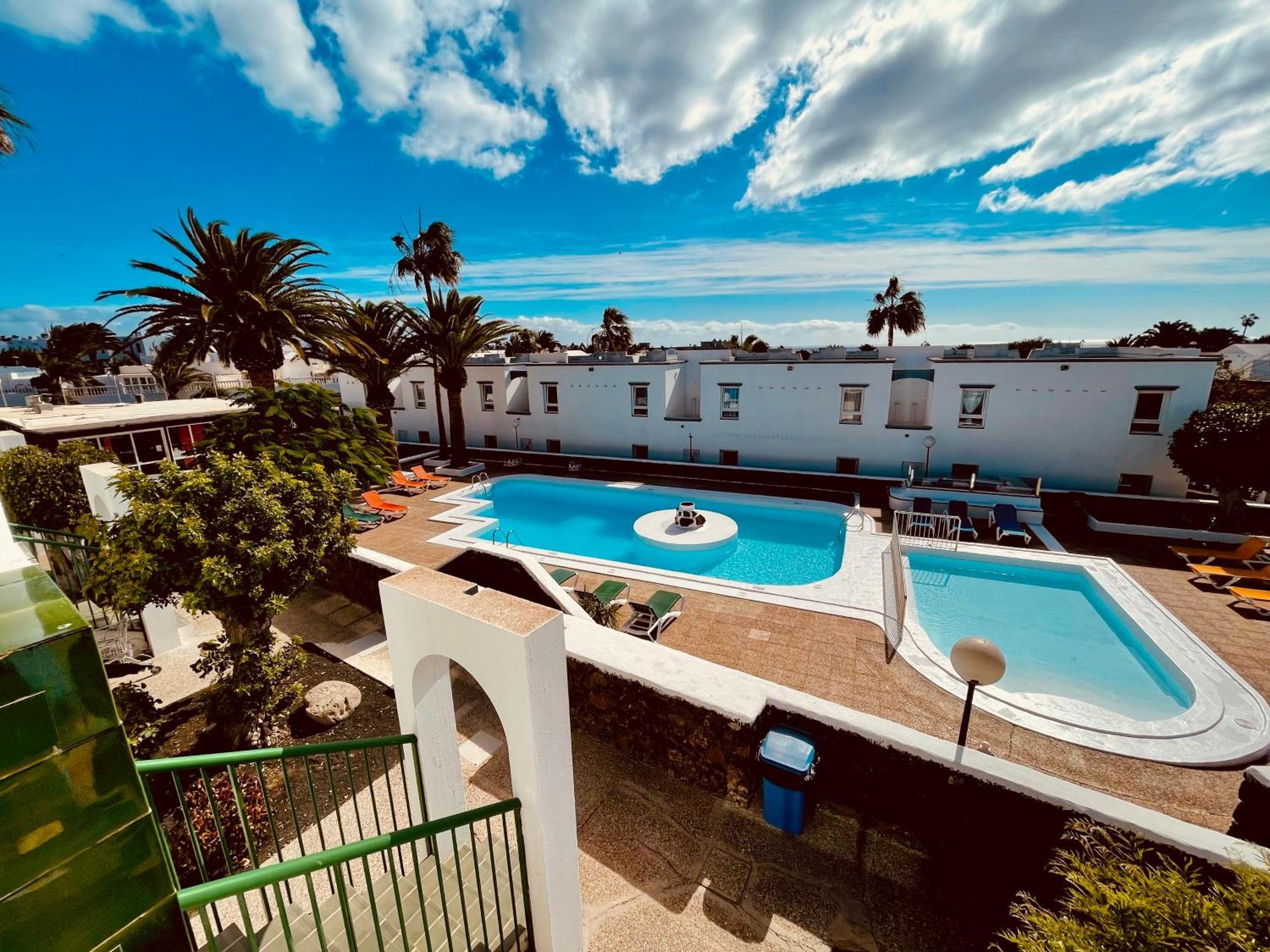 Relaxing Upper Floor Apartment- Exclusive Complex. Apartamento