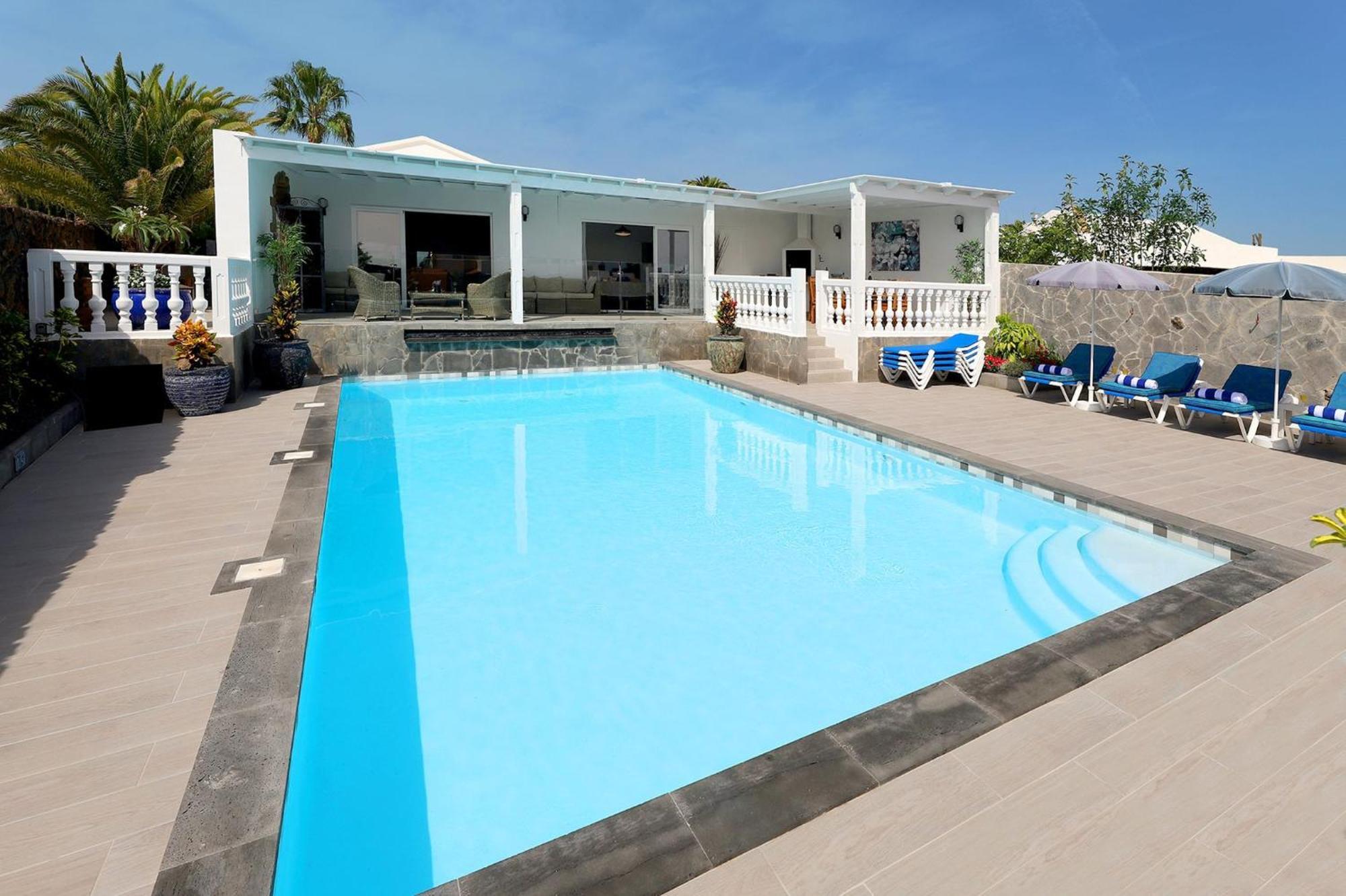 Villa Graceful 5 Bedrooms Vega Del Carmen Distant Sea Views *