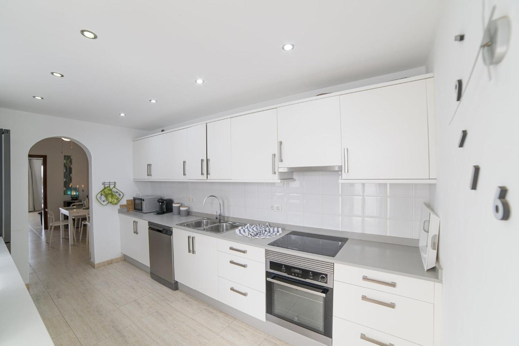 Extraordinary 3 Bedrooms Naraku Spacious Sun Terrace Outdoor Pool, Hot Tub And Bbq Villa