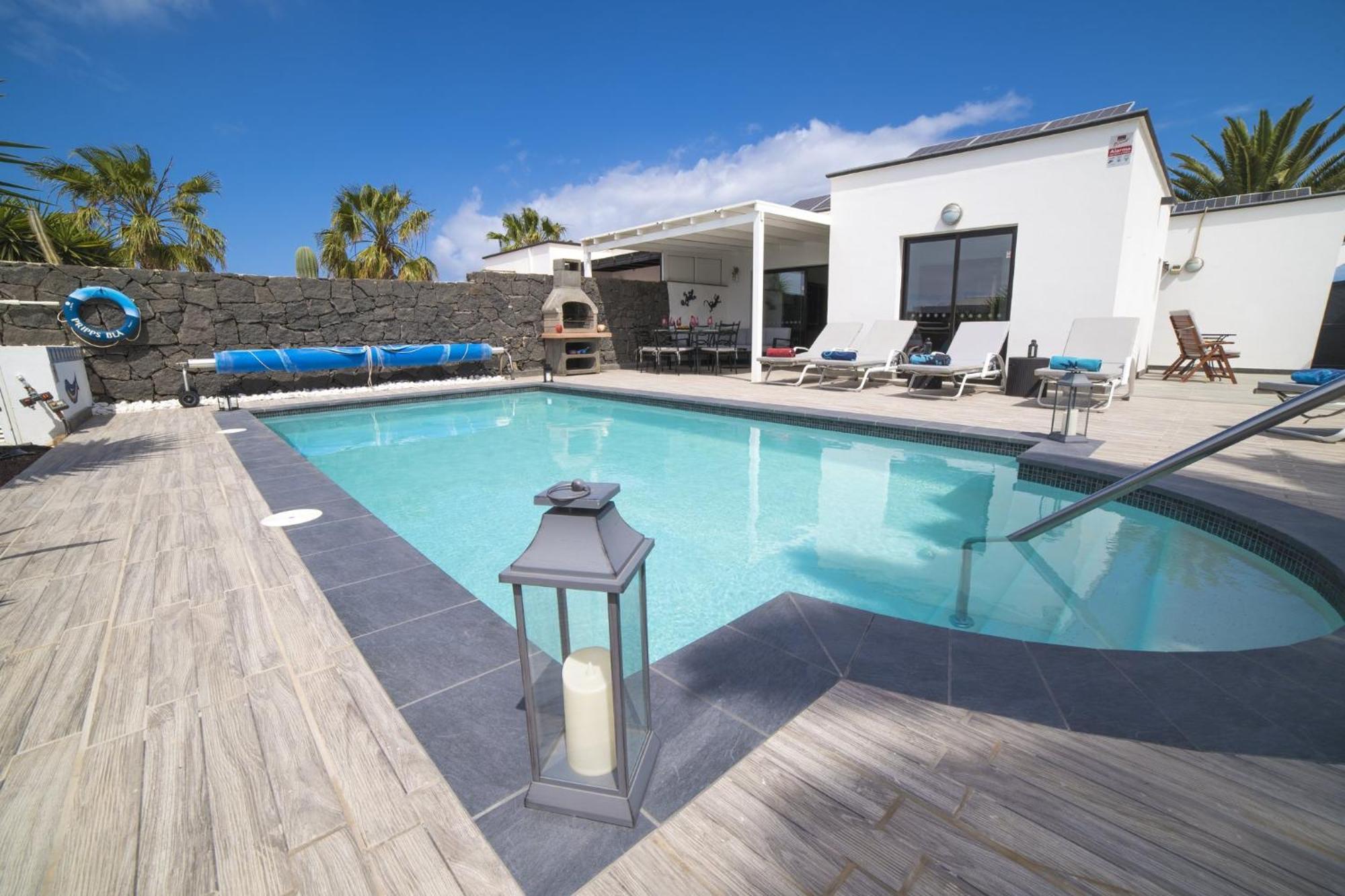 Extraordinary 3 Bedrooms Naraku Spacious Sun Terrace Outdoor Pool, Hot Tub And Bbq Villa *