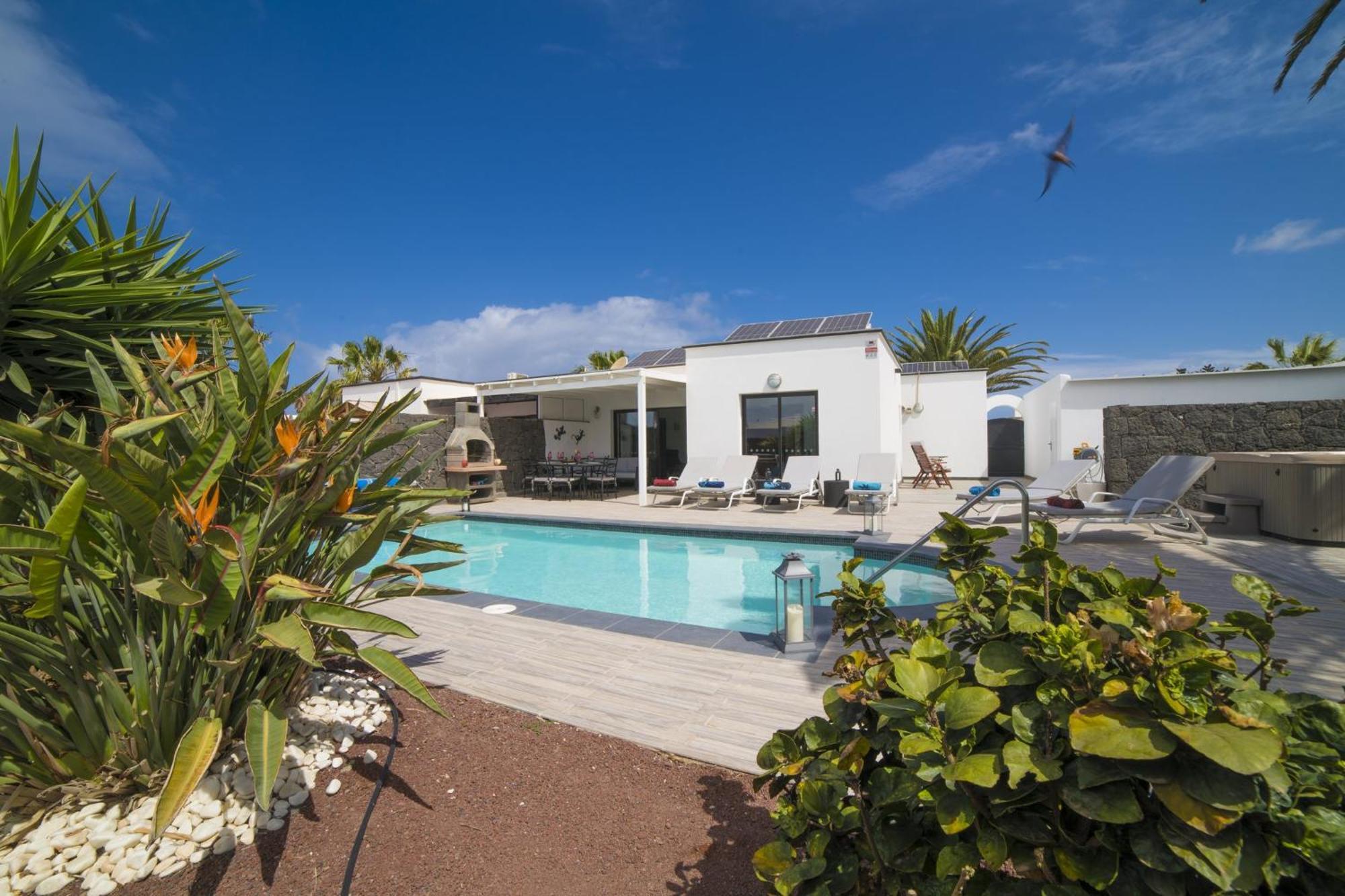 Villa Extraordinary 3 Bedrooms Naraku Spacious Sun Terrace Outdoor Pool, Hot Tub And Bbq *