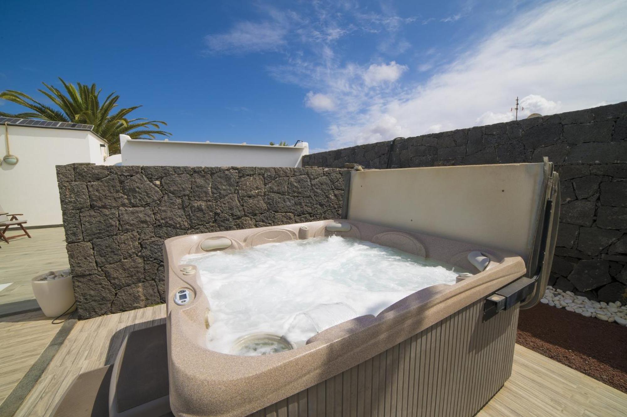 Extraordinary 3 Bedrooms Naraku Spacious Sun Terrace Outdoor Pool, Hot Tub And Bbq Playa Blanca (Lanzarote)