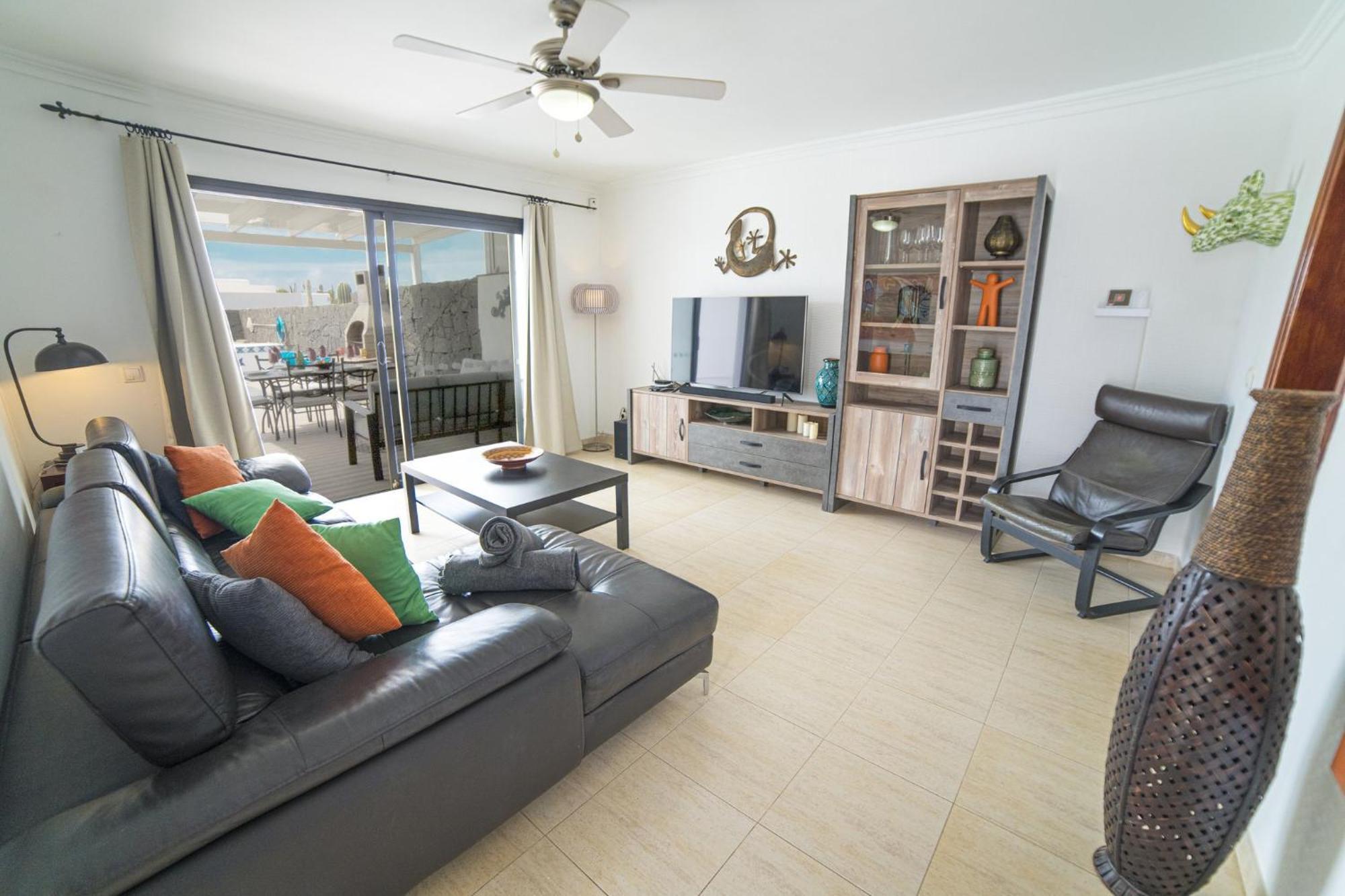 Extraordinary 3 Bedrooms Naraku Spacious Sun Terrace Outdoor Pool, Hot Tub And Bbq Villa