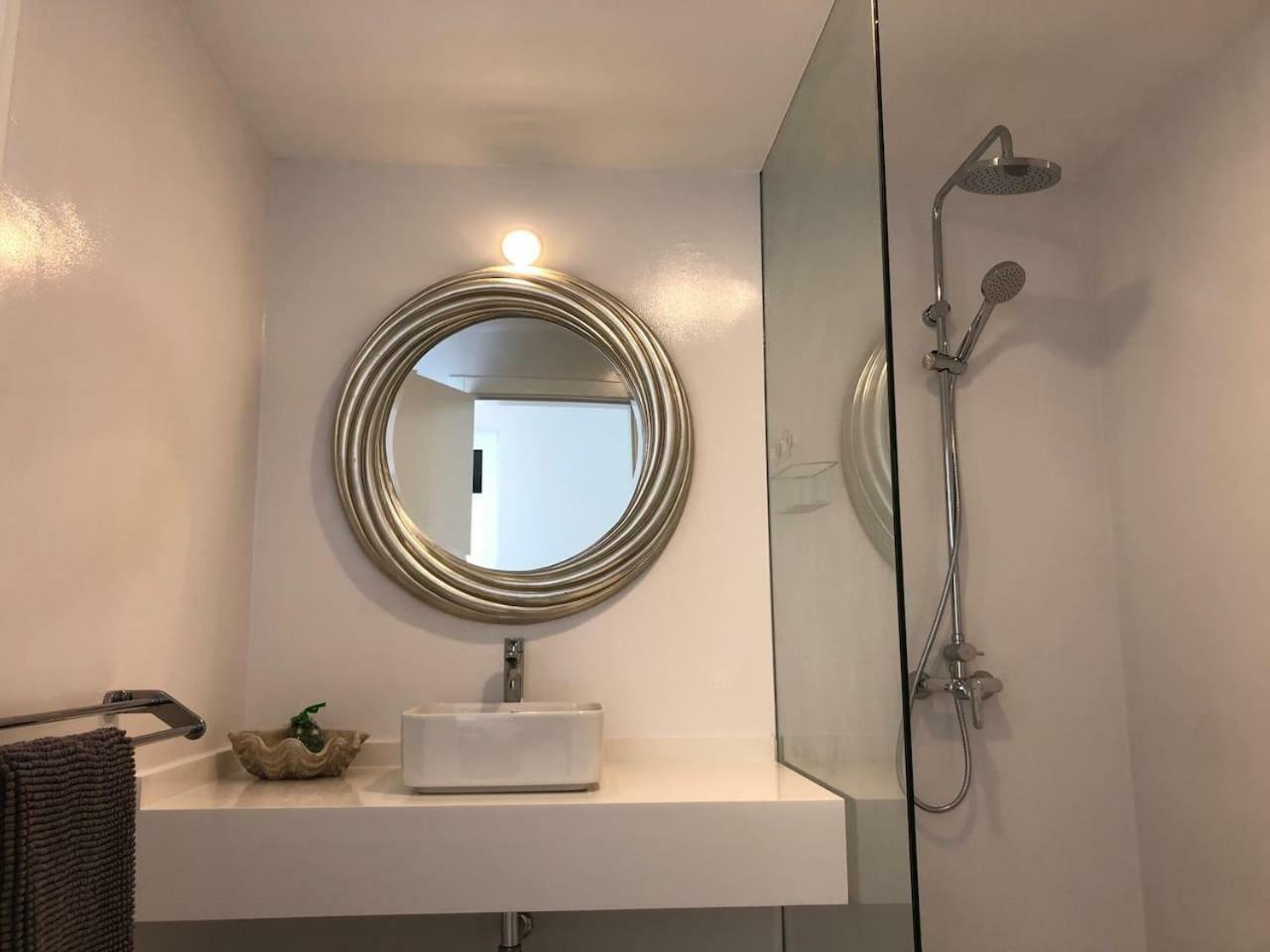 Sea Breeze With Shared Pool And Near The Beach