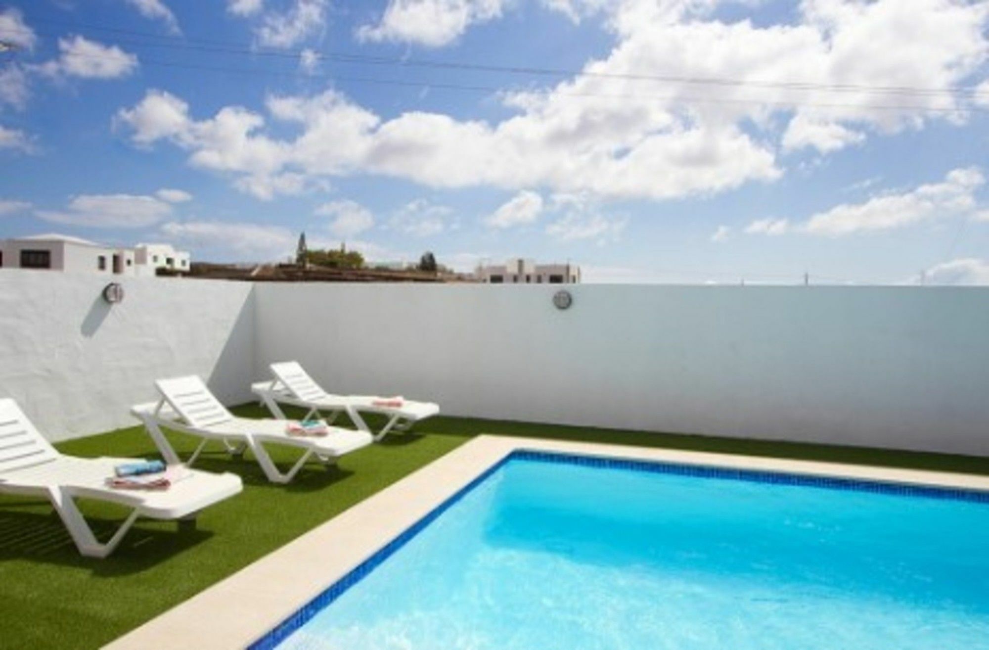 Mariola Villa *